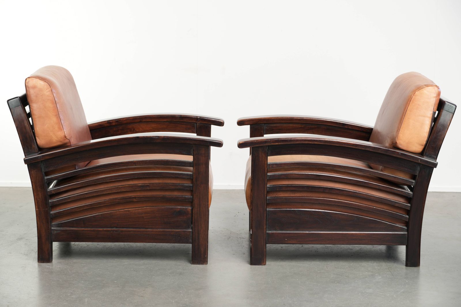 Set van 2 cognackleurige art deco fauteuils van koeienhuid, 20e eeuw photo furniture