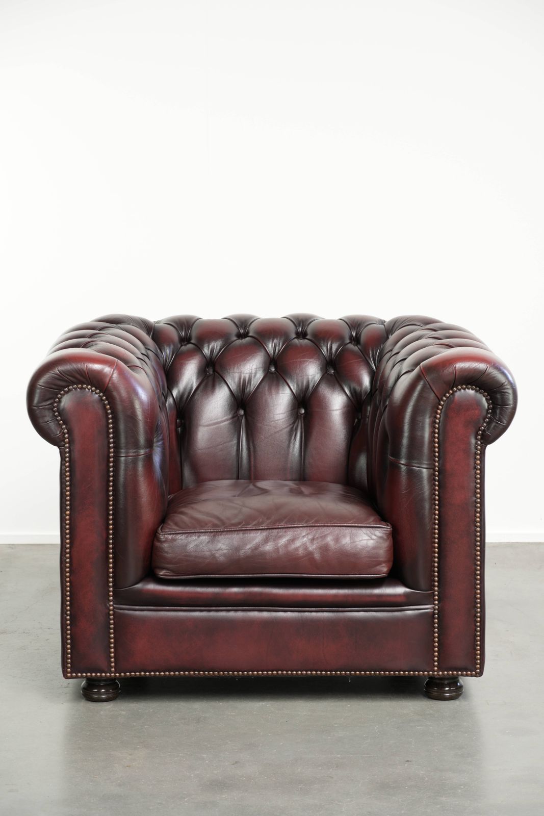 Engelse Chesterfield clubfauteuil van koeienhuid in rood photo furniture
