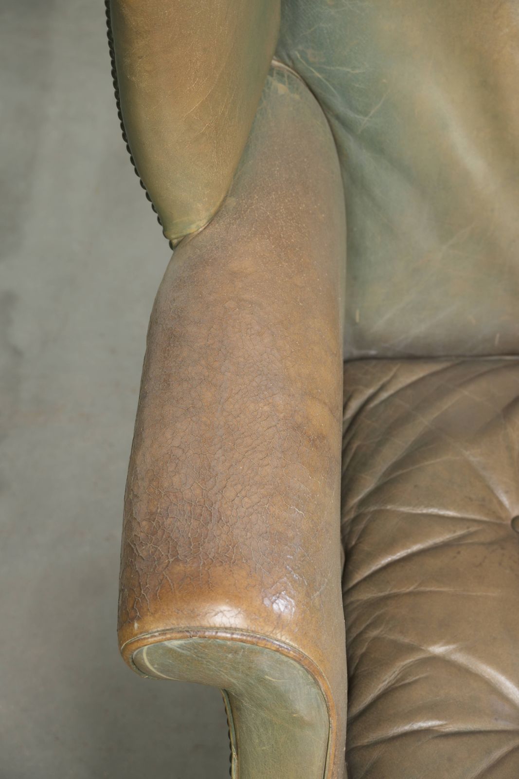 Old English Style Cowhide Vleugelfauteuil Met Mooie Patina En Een Unieke Kleur photo buy