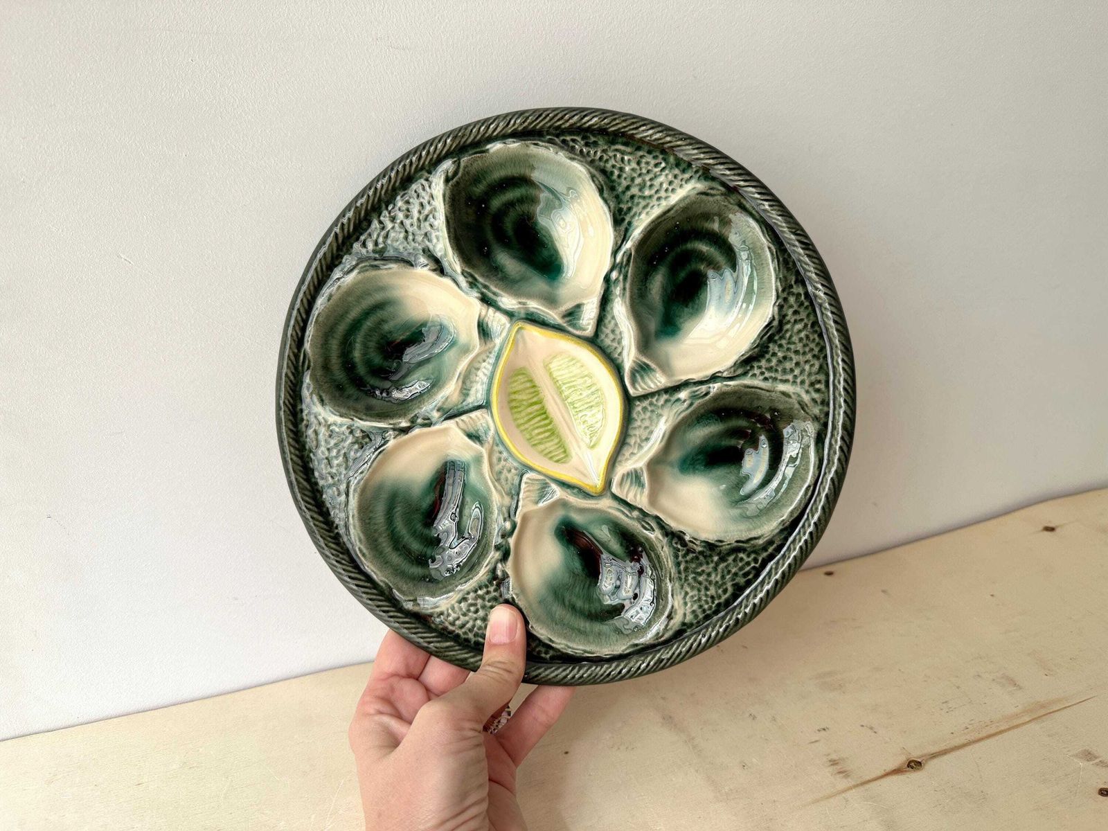 Vintage Groene Majolica Oesterplaat, Gesigneerd St Clement France, jaren 60, Frans Keramiek, Vintage Schotel voor Zeevruchten