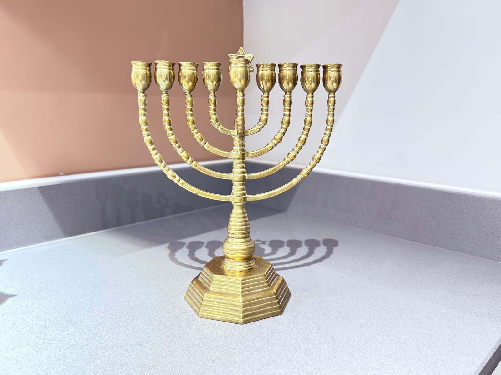 photo furniture Vintage kandelaars, 9-armige menora, Joods Judaica, gouden kaarsenhouders, messing
