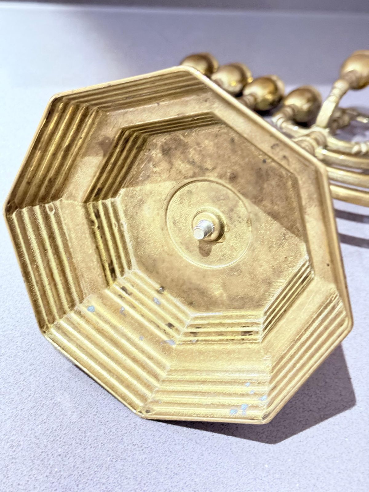 photo vinterior Vintage kandelaars, 9-armige menora, Joods Judaica, gouden kaarsenhouders, messing