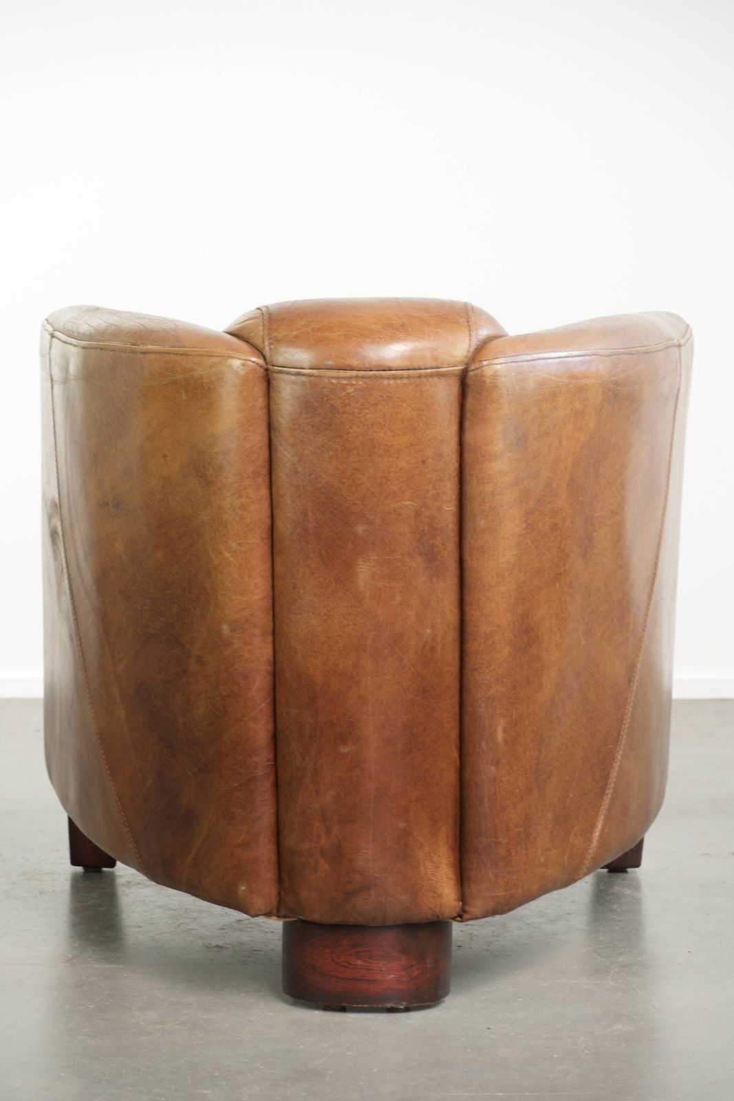 Tijdloze cognackleurige fauteuil in aviatorstijl van koeienleer photo Meubels