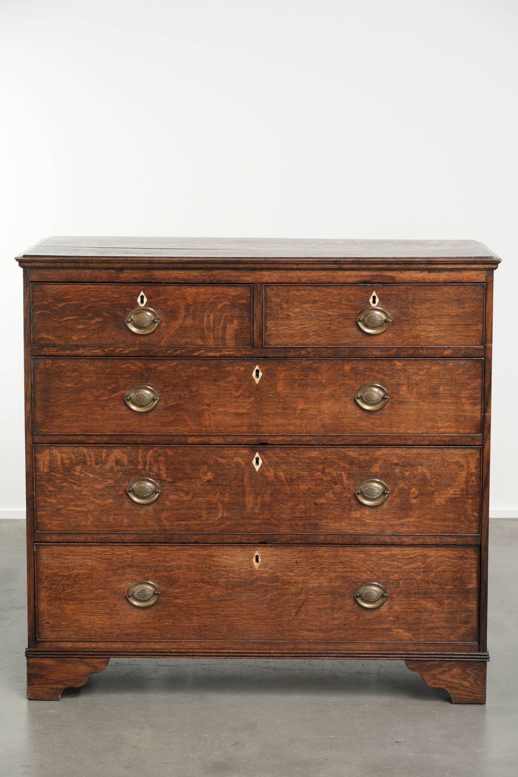 Grote Engelse ladekast uit de 18e eeuw met mooie patina photo furniture
