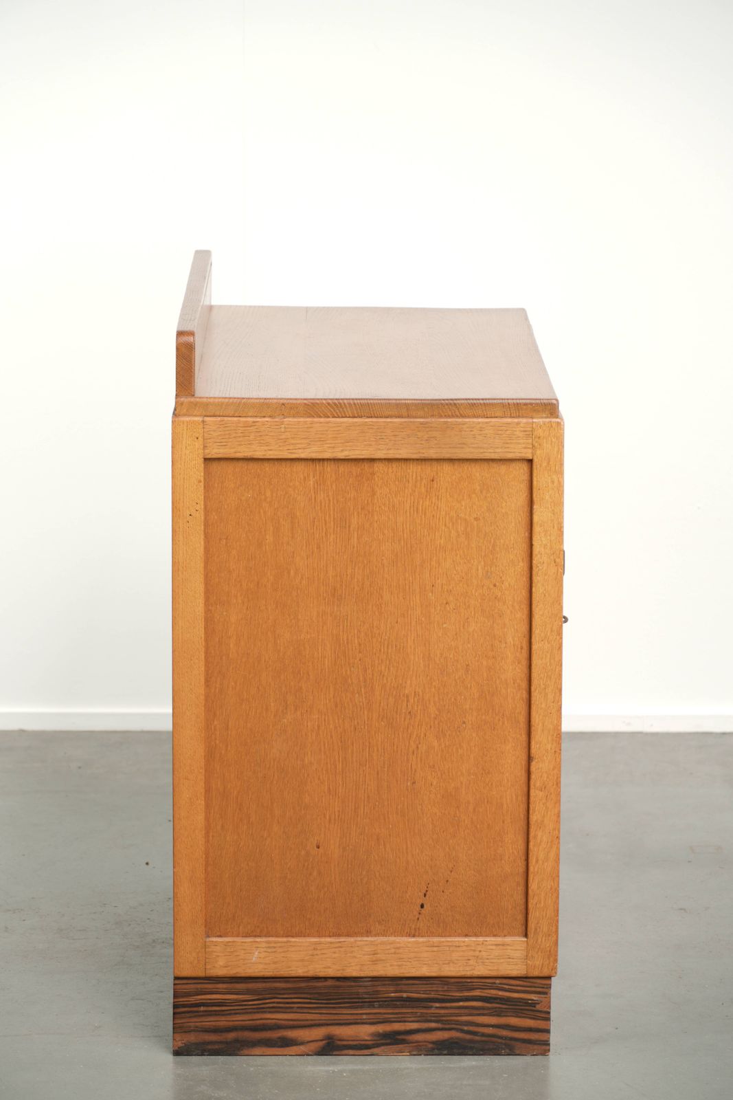 Fraaie subtiele Nederlandse eiken Amsterdam School kast, art deco kast met glazen deuren en mooie details photo Meubels
