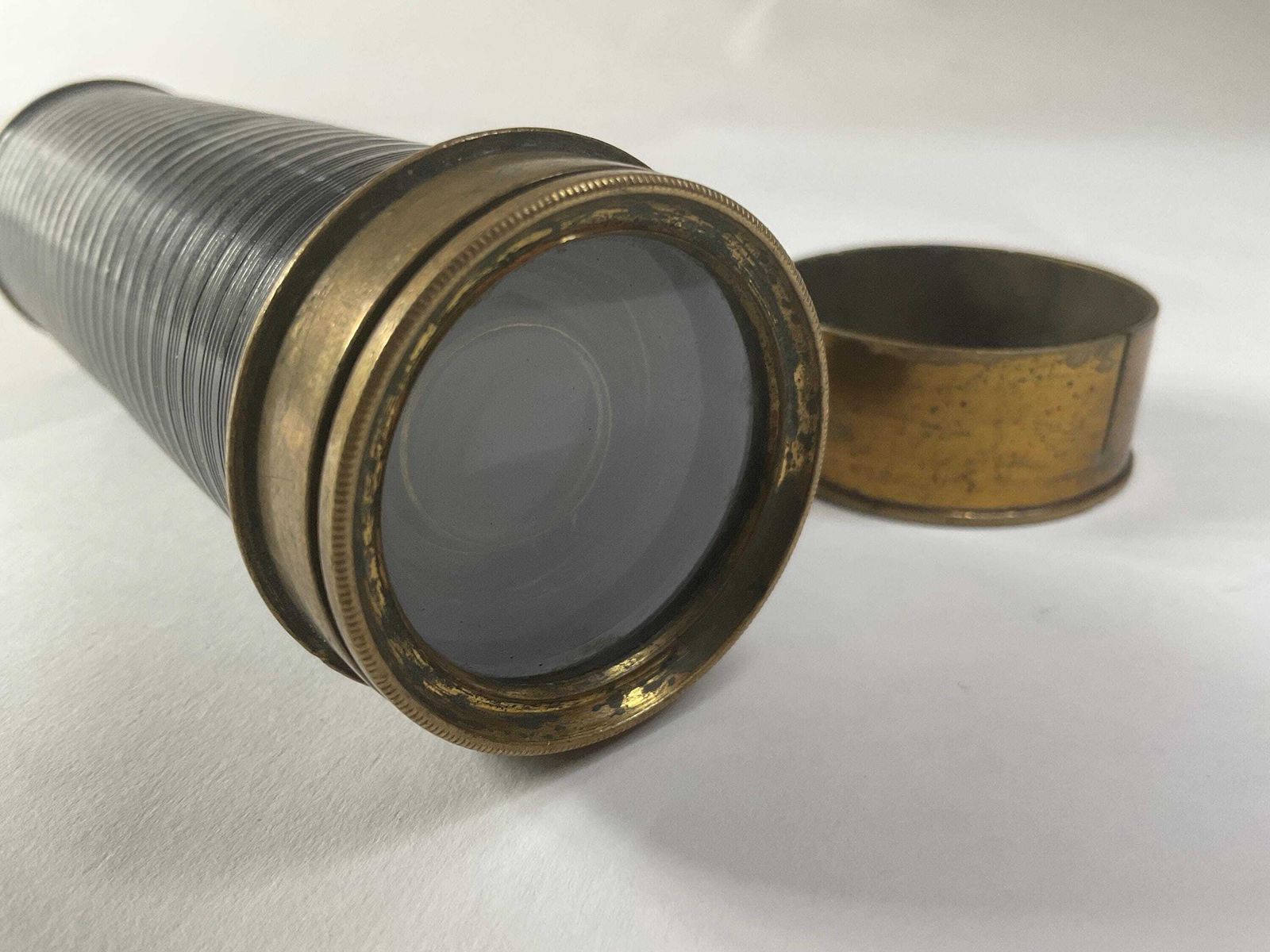 photo buy Antieke Victoriaanse zesdelige messing en leren telescoop, ca. 1880