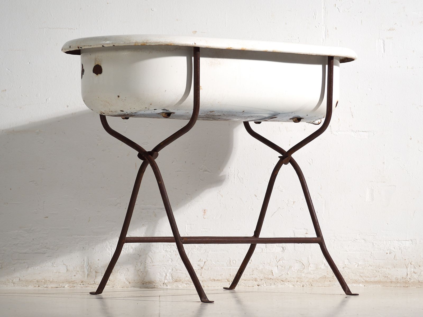 Baignoire d'époque en tôle de fer émaillée - Europe centrale, vers 1950 #9 photo furniture