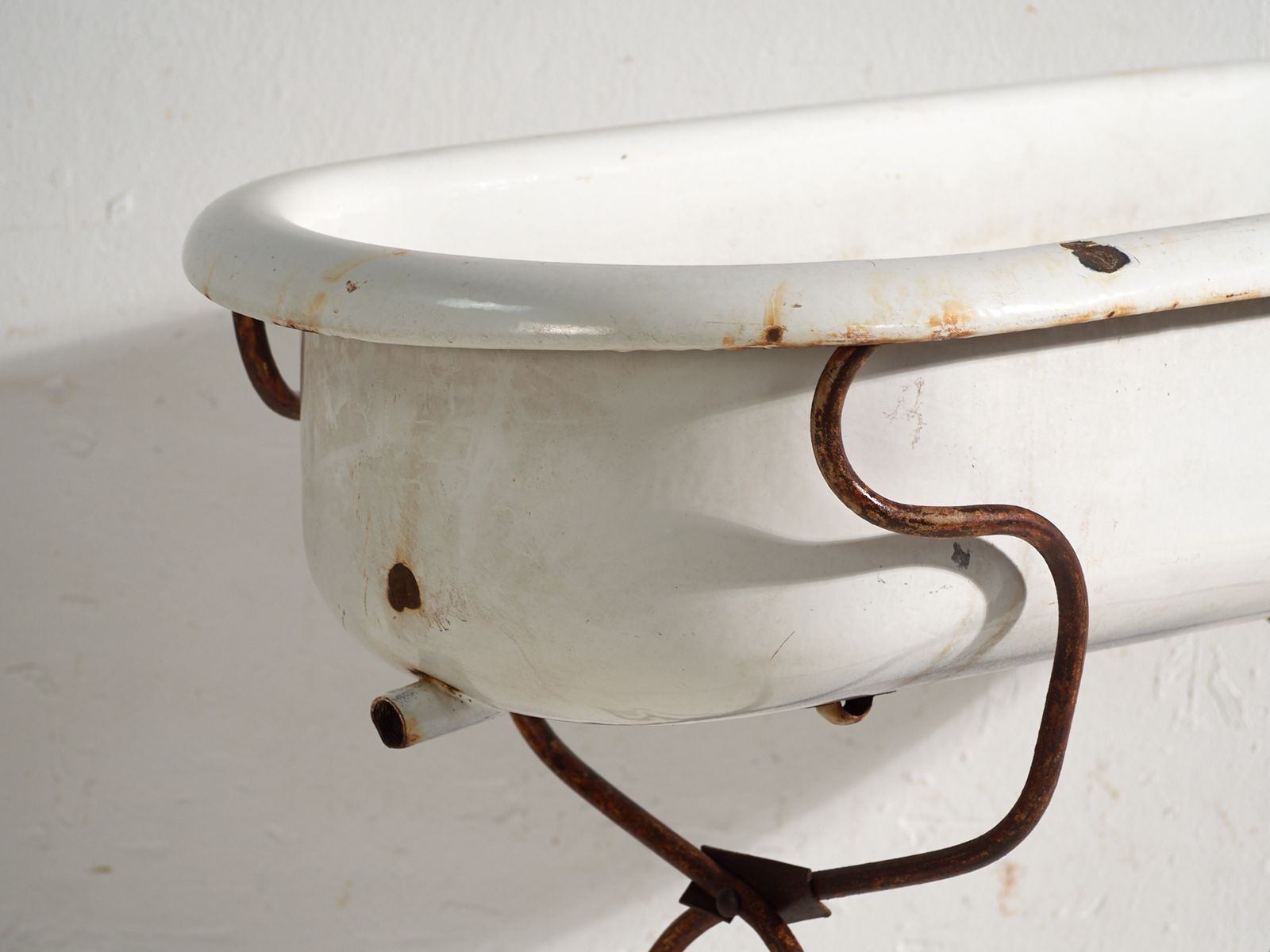 photo furniture Antique Bathtub In Enamelled Iron – Central Europe, Circa 1950 #2