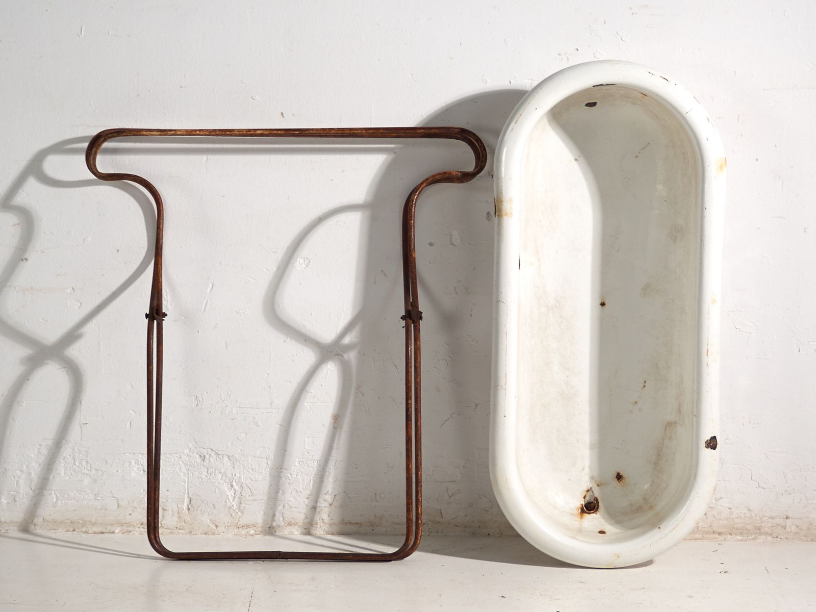 photo for sale Antique Bathtub In Enamelled Iron – Central Europe, Circa 1950 #2
