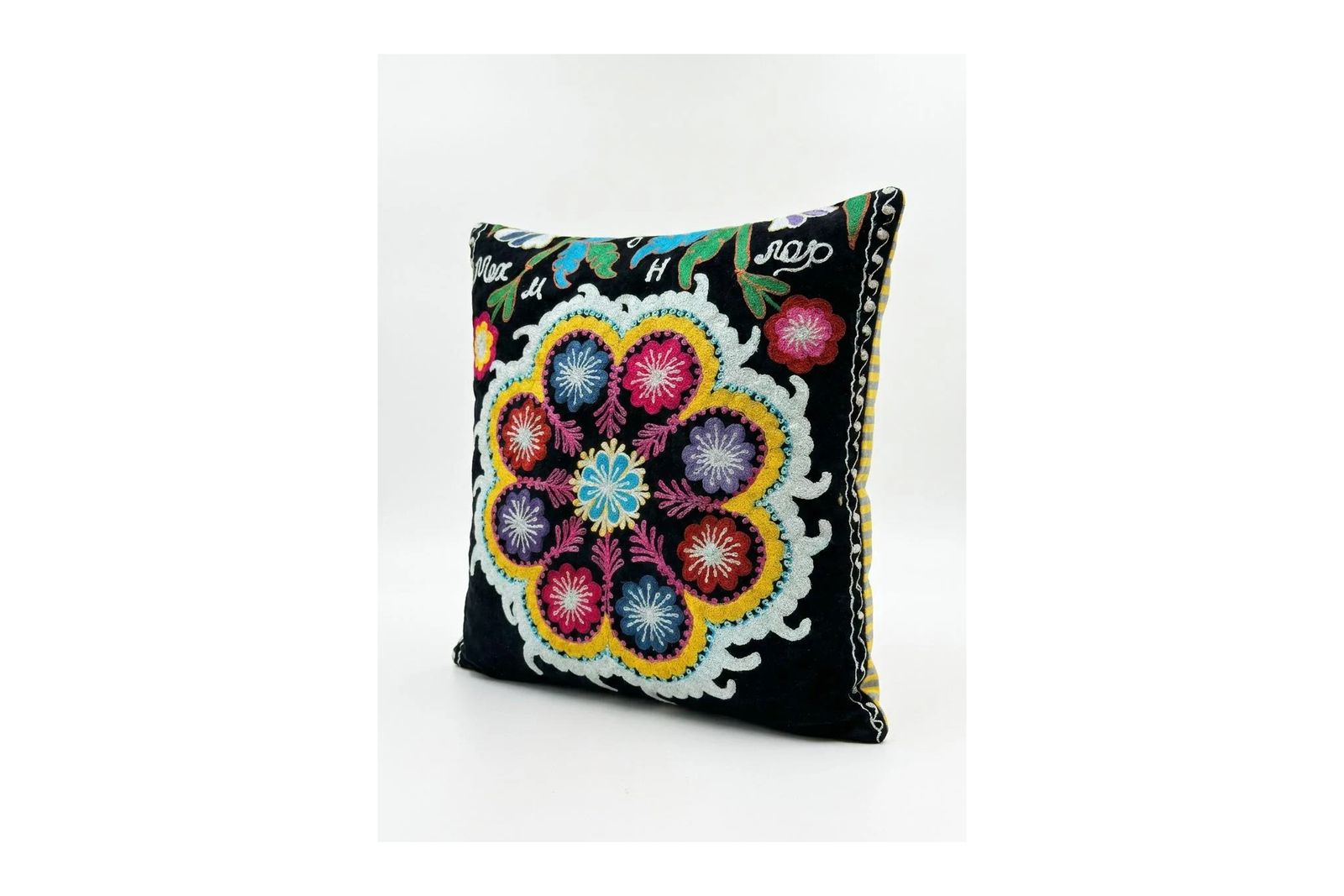 Housse de coussin Suzani de Tachkent, 43 x 46 cm photo for sale