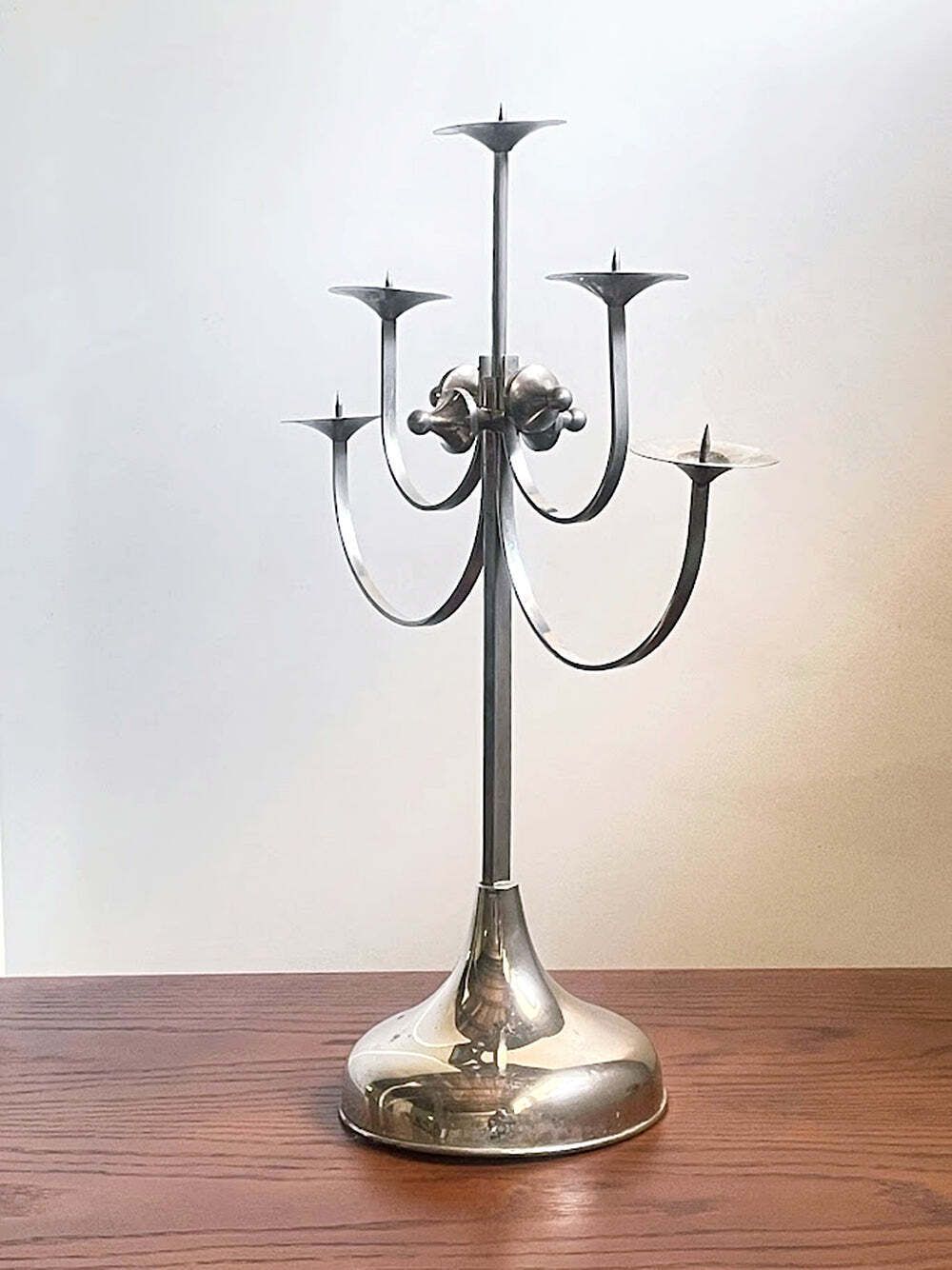 Sculpturale vijfarmige metalen kandelaar, Attila Demcsik, Hongarije, ca. 1980 photo for sale