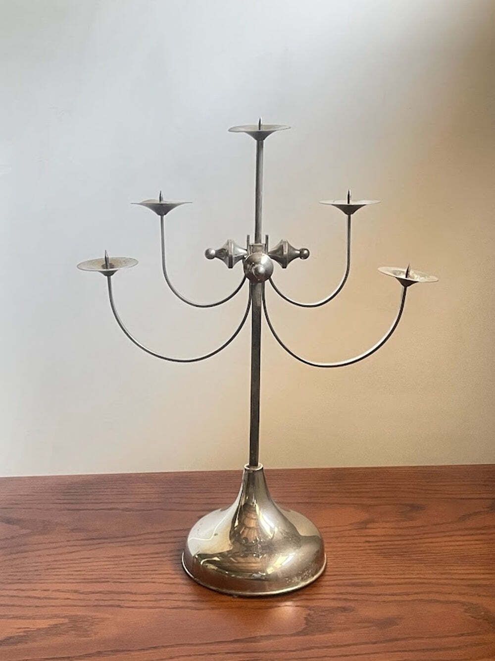 Sculpturale vijfarmige metalen kandelaar, Attila Demcsik, Hongarije, ca. 1980 photo Woonaccessoires