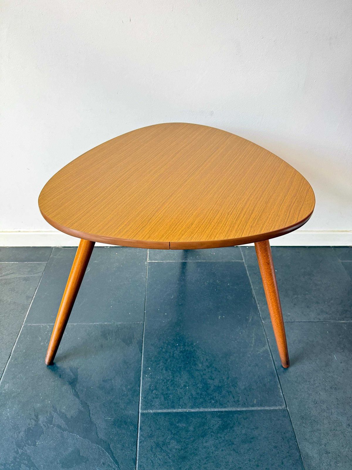 Grote driehoekige Formica salontafel / bijzettafel | Mid-Century Modern, jaren 1960 photo Meubels