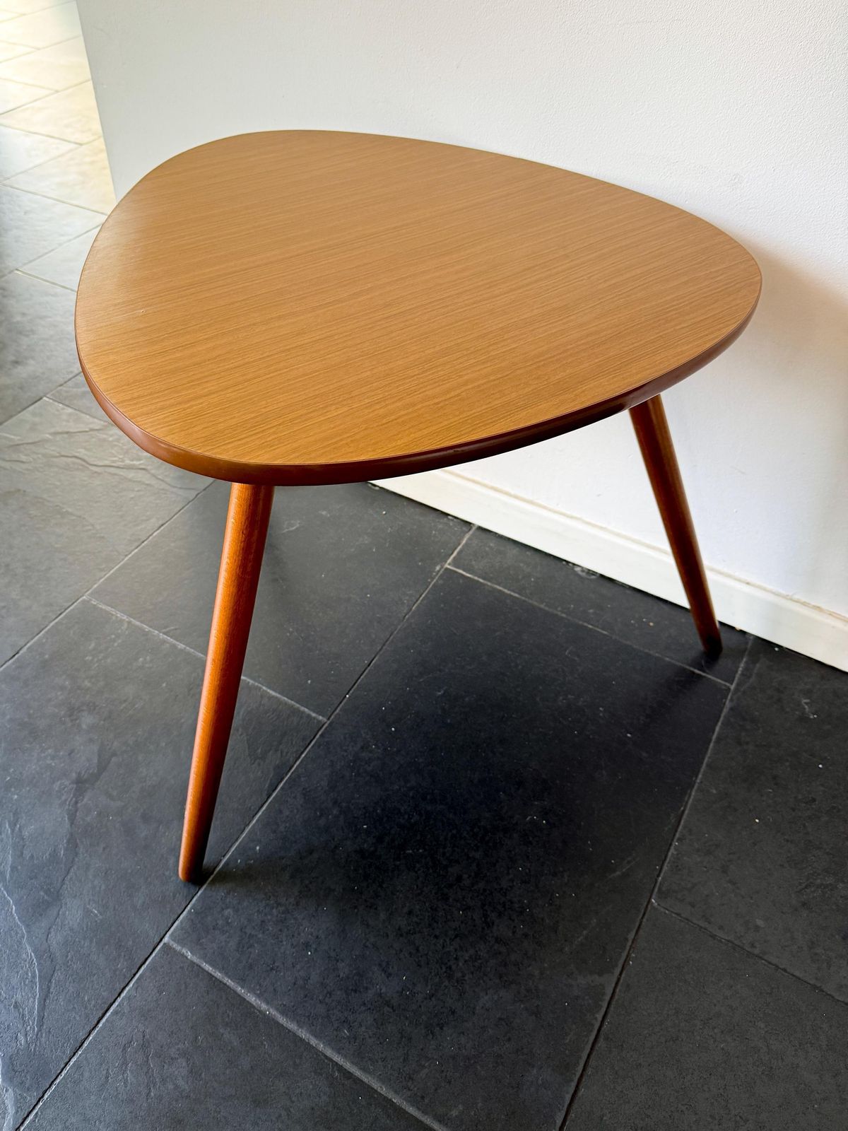 Grote driehoekige Formica salontafel / bijzettafel | Mid-Century Modern, jaren 1960 photo vinterior