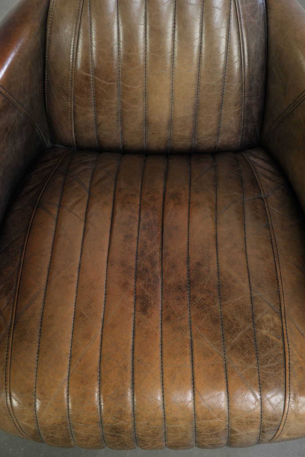 Stoere en karaktervolle fauteuil in aviatorstijl van koeienhuid leer met een unieke aluminiumafwerking photo vinterior