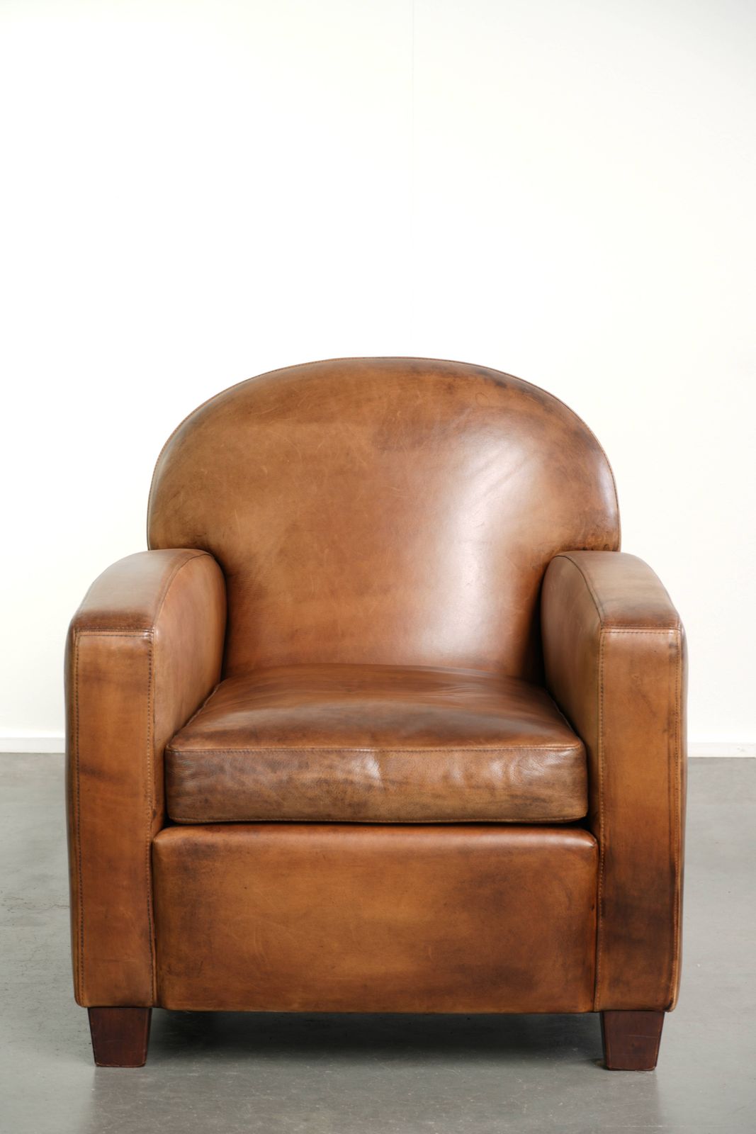 Strak Vormgegeven Designer Fauteuil van Schapenleer photo furniture