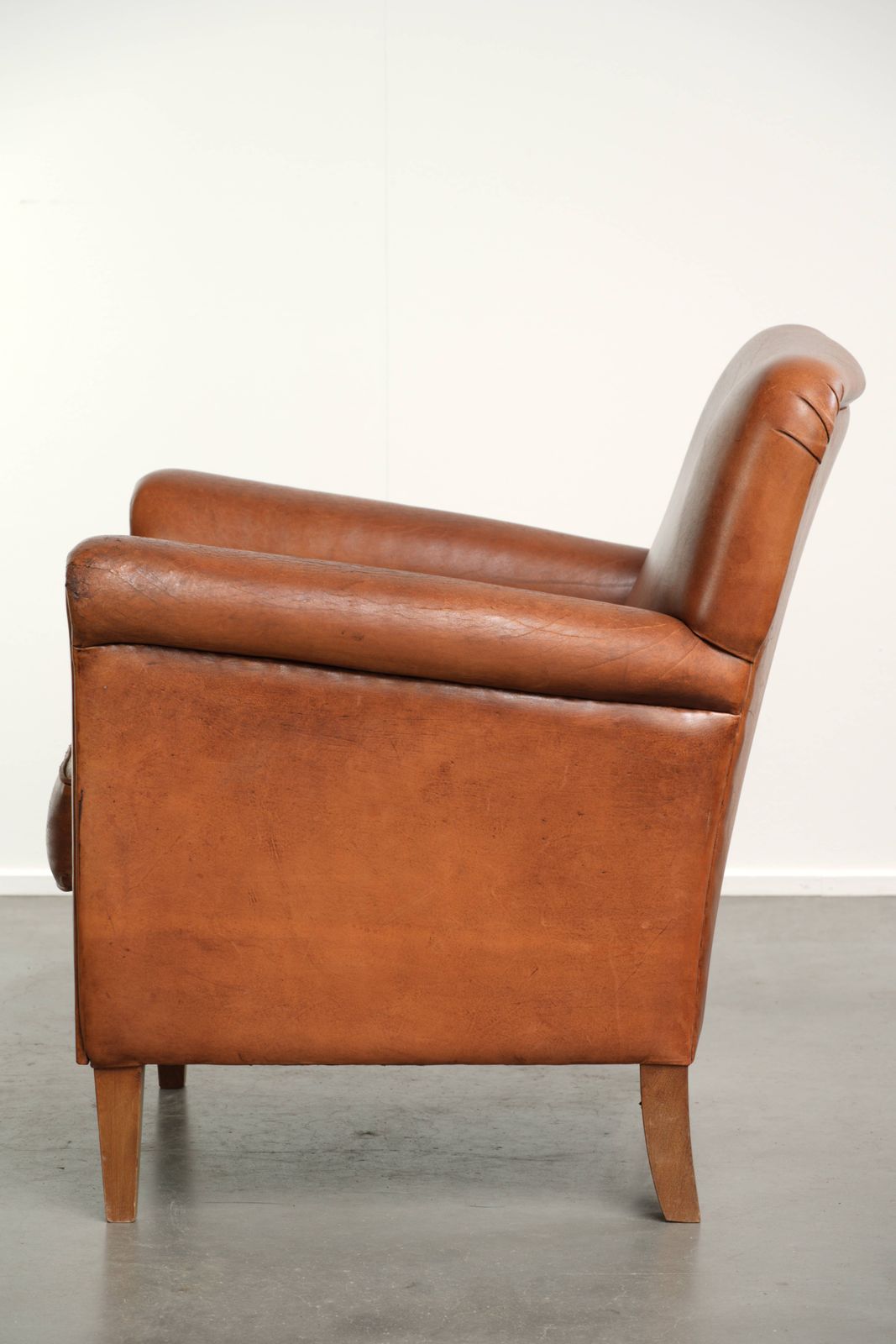 Stevige Vintage Schapenvacht Fauteuil Met Een Mooie Cognackleur En Een Comfortabele Zitting photo 913.0