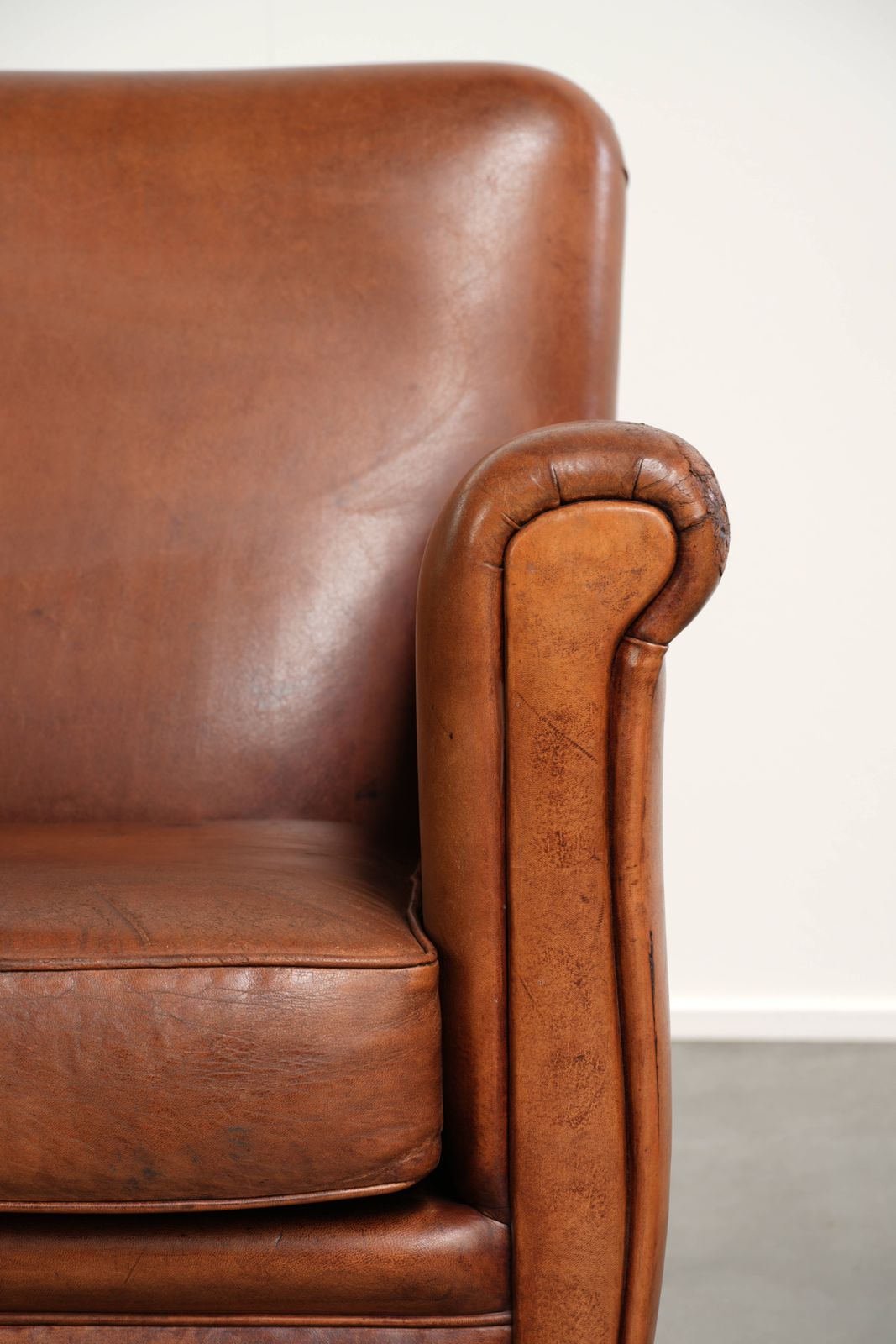 photo for sale Stevige Vintage Schapenvacht Fauteuil Met Een Mooie Cognackleur En Een Comfortabele Zitting