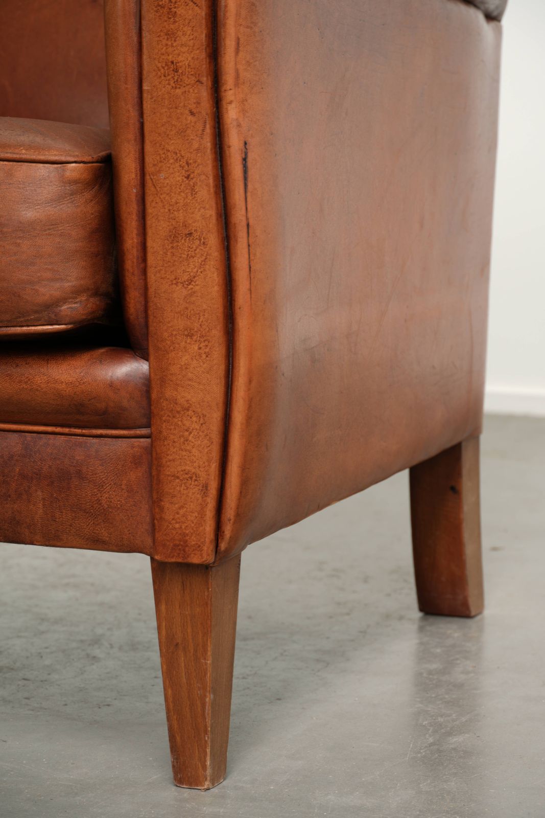 photo vinterior Stevige Vintage Schapenvacht Fauteuil Met Een Mooie Cognackleur En Een Comfortabele Zitting