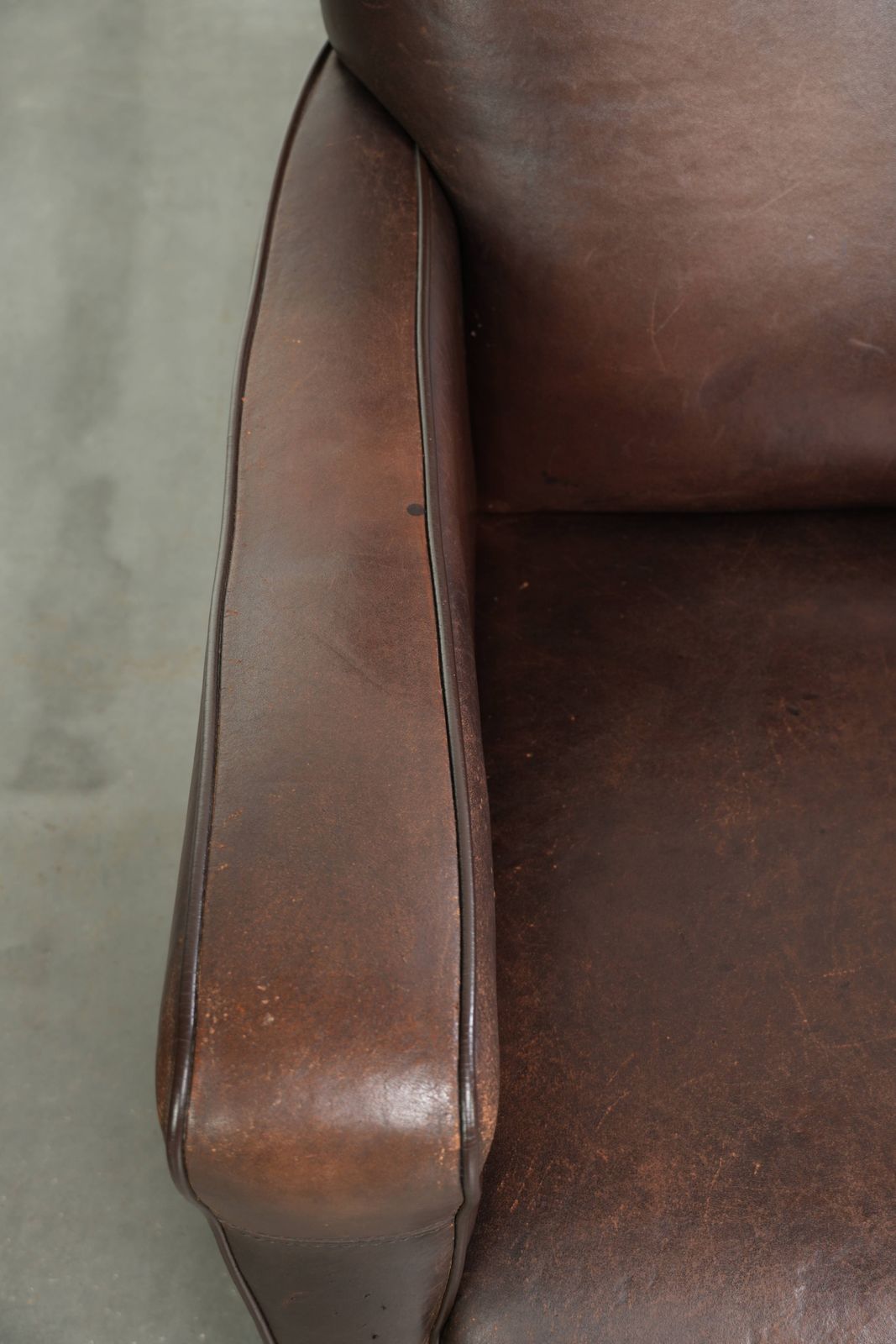 Subtiele Donkere Vintage Schapenvacht Fauteuil Met Vast Zitkussen En Tijdloos Design photo buy