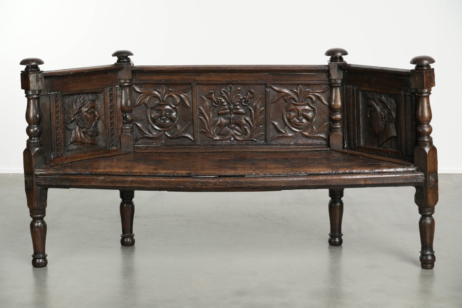 Uniek gangbankje, mogelijk Italiaans, met elementen uit de 17e en 18e eeuw, met prachtige houtsnijwerken en panelen. photo furniture