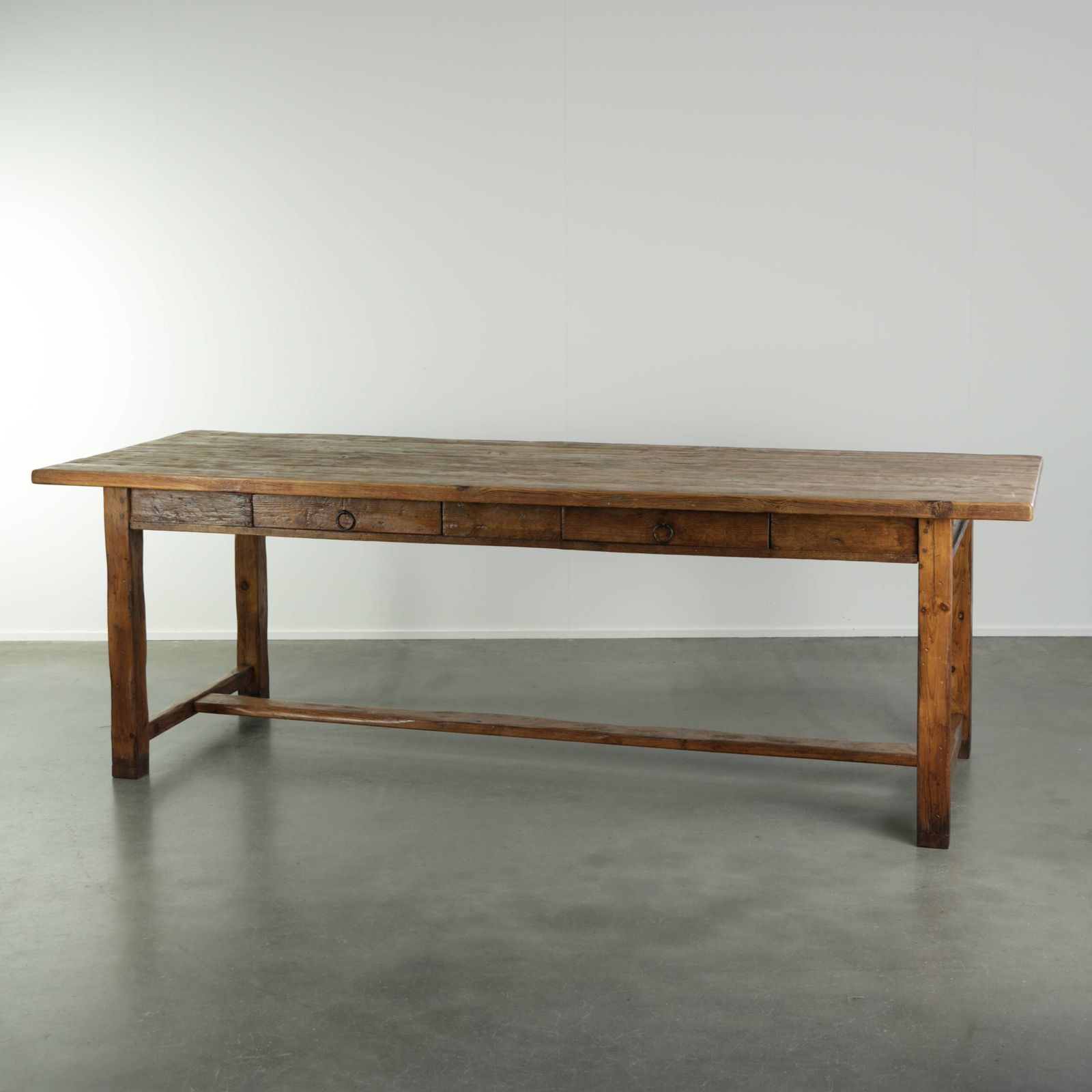 Grote Antieke Boerenlandse Eettafel uit de 19e Eeuw van Grenenhout met Tijdloze Uitstraling.