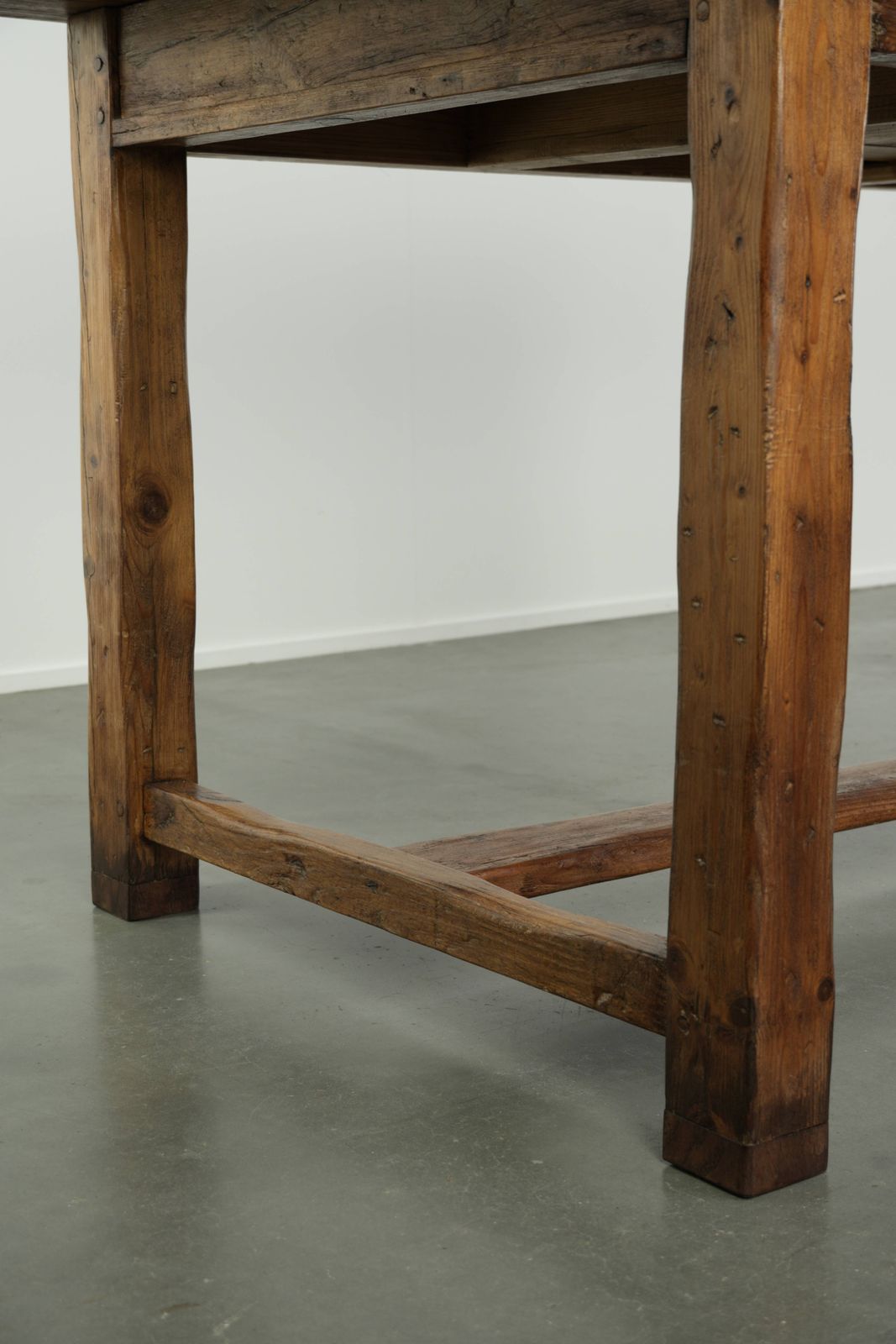 Meubels Grote Antieke Boerenlandse Eettafel uit de 19e Eeuw van Grenenhout met Tijdloze Uitstraling. photo