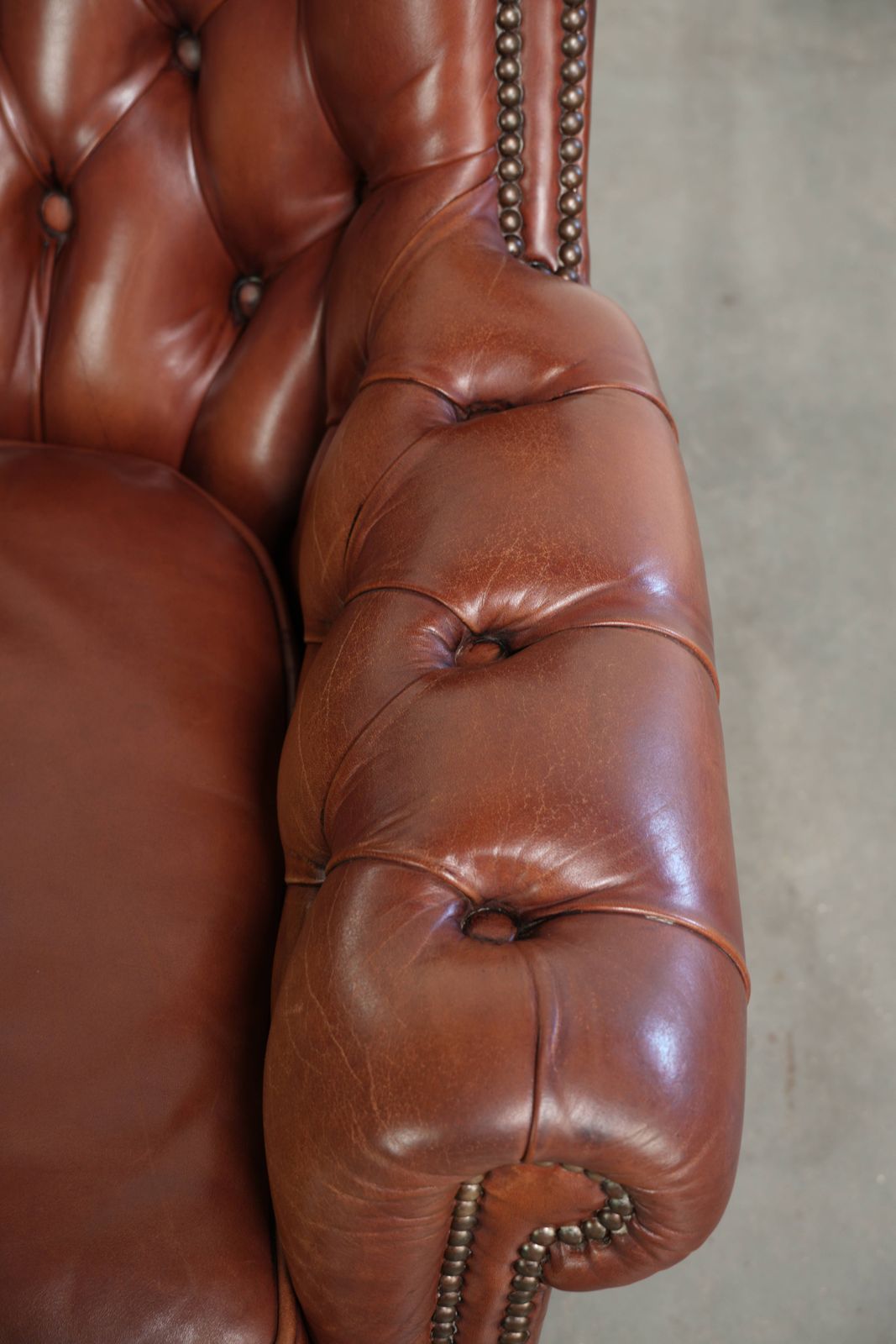 Hoogwaardige Cognackleurige Koeienhuid Chesterfield Fauteuil in Engelse Stijl met Tijdloos Design photo vintage