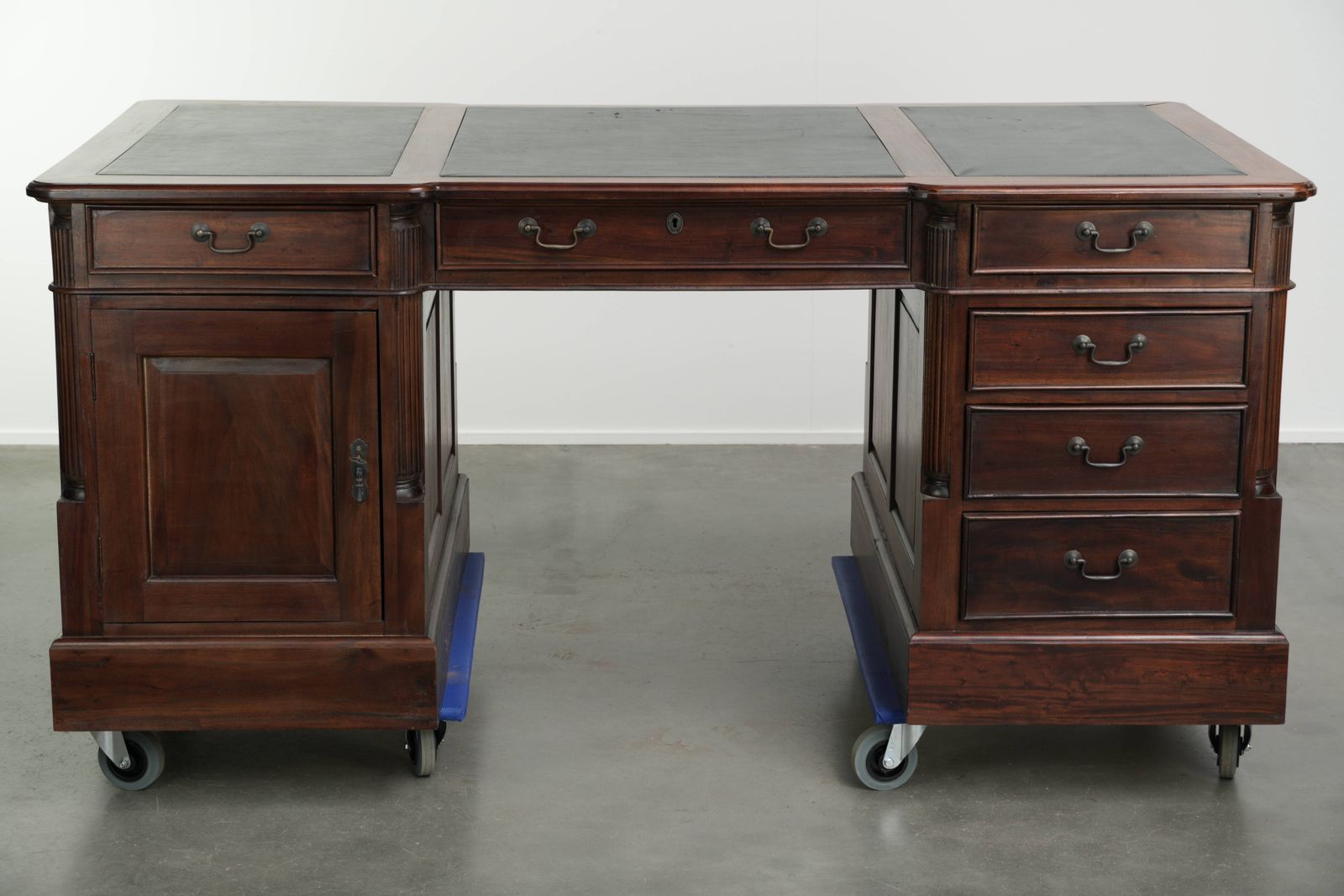Luxe En Praktische Chesterfield Partner Desk Met Een Groen Leren Blad In Engelse Stijl photo furniture
