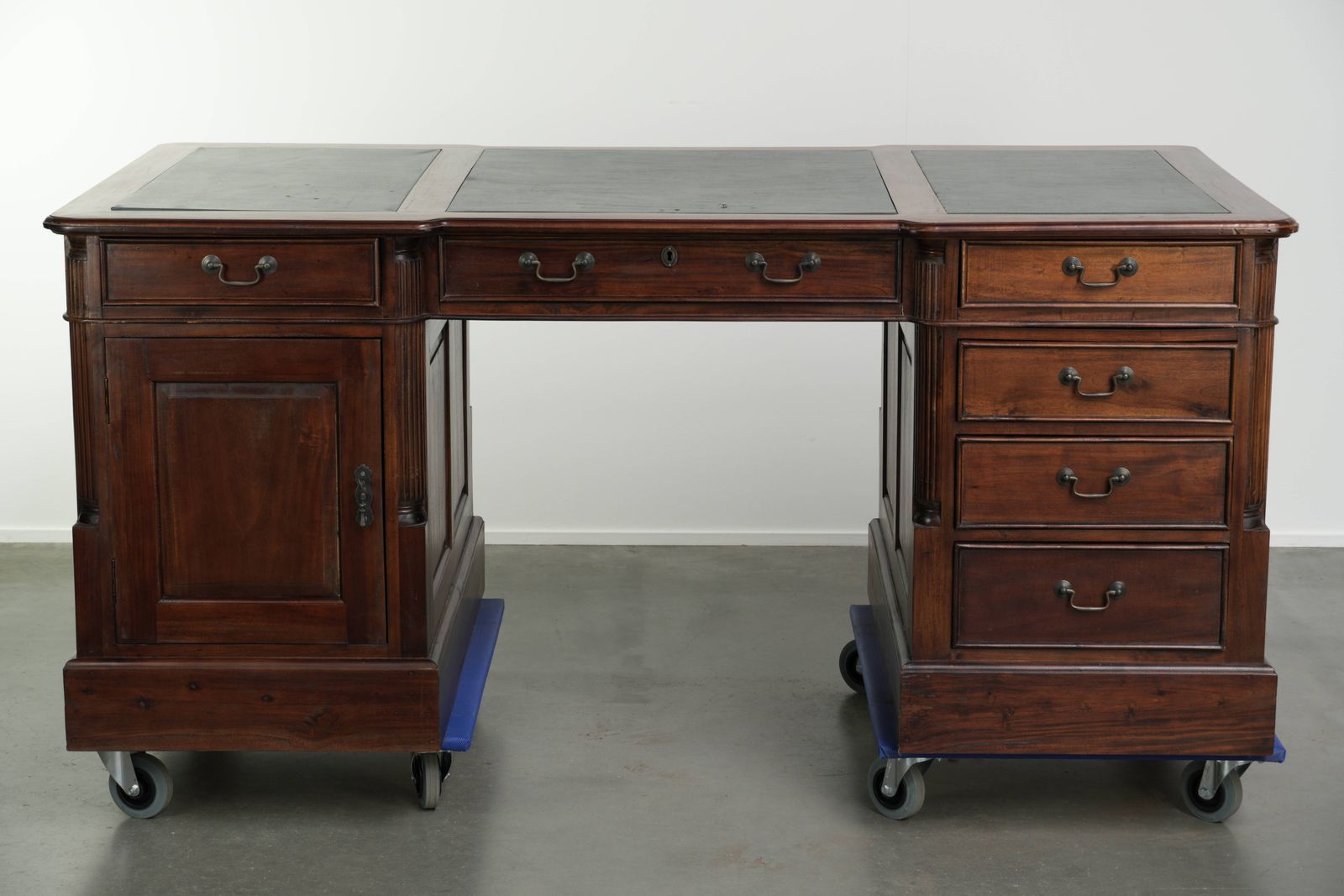Luxe En Praktische Chesterfield Partner Desk Met Een Groen Leren Blad In Engelse Stijl photo 957.0
