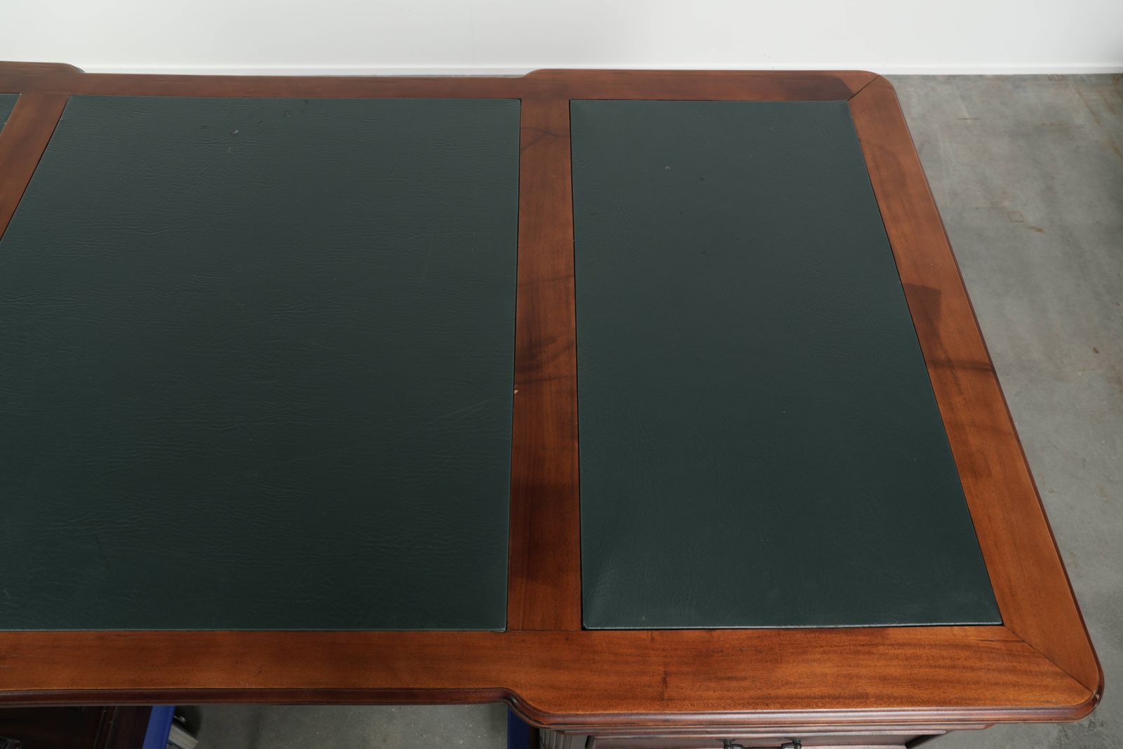 photo furniture Luxe En Praktische Chesterfield Partner Desk Met Een Groen Leren Blad In Engelse Stijl