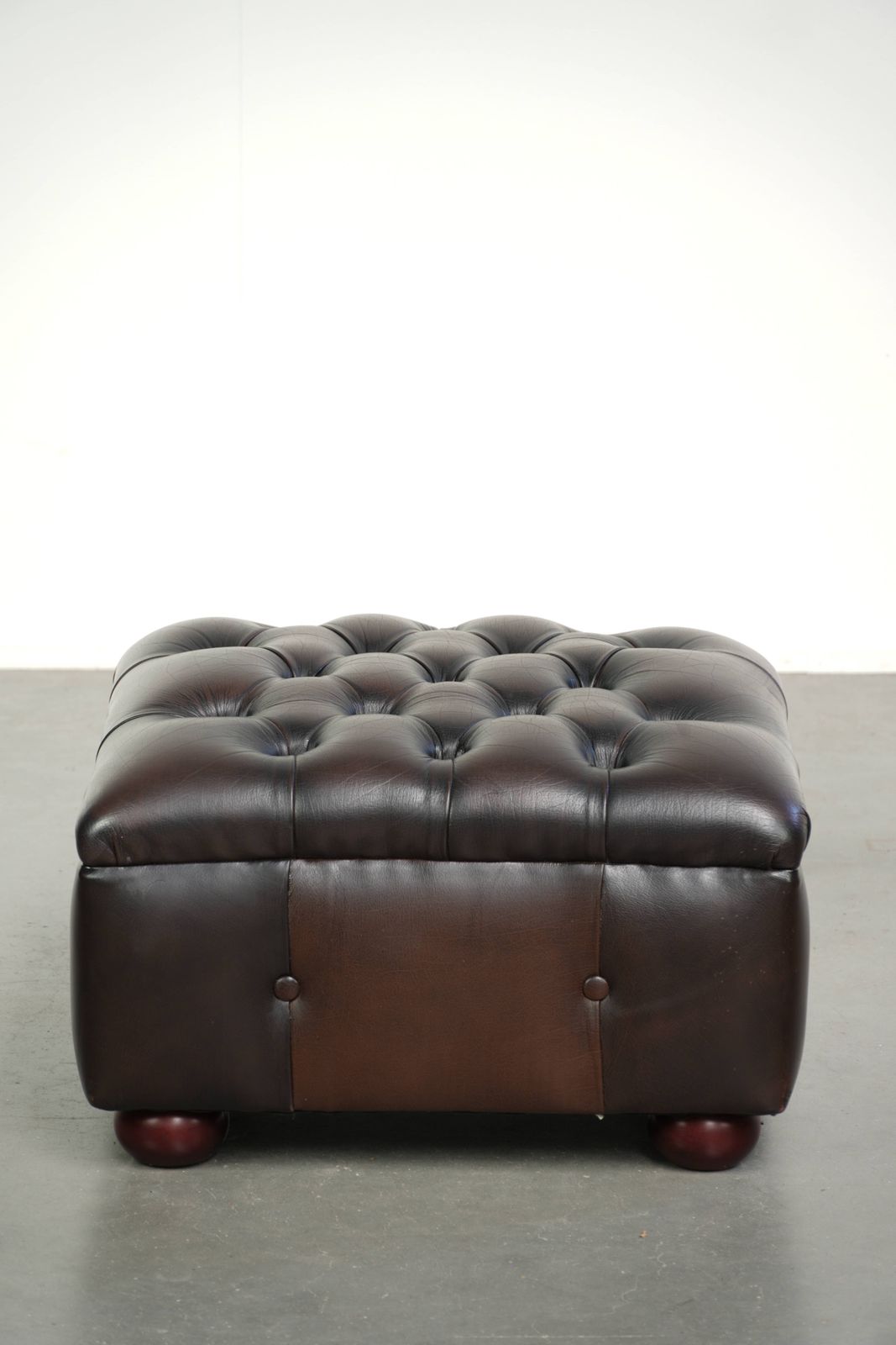 Koeienhuid Chesterfield Ottoman met Mooie Kleuren in Engelse Stijl photo furniture