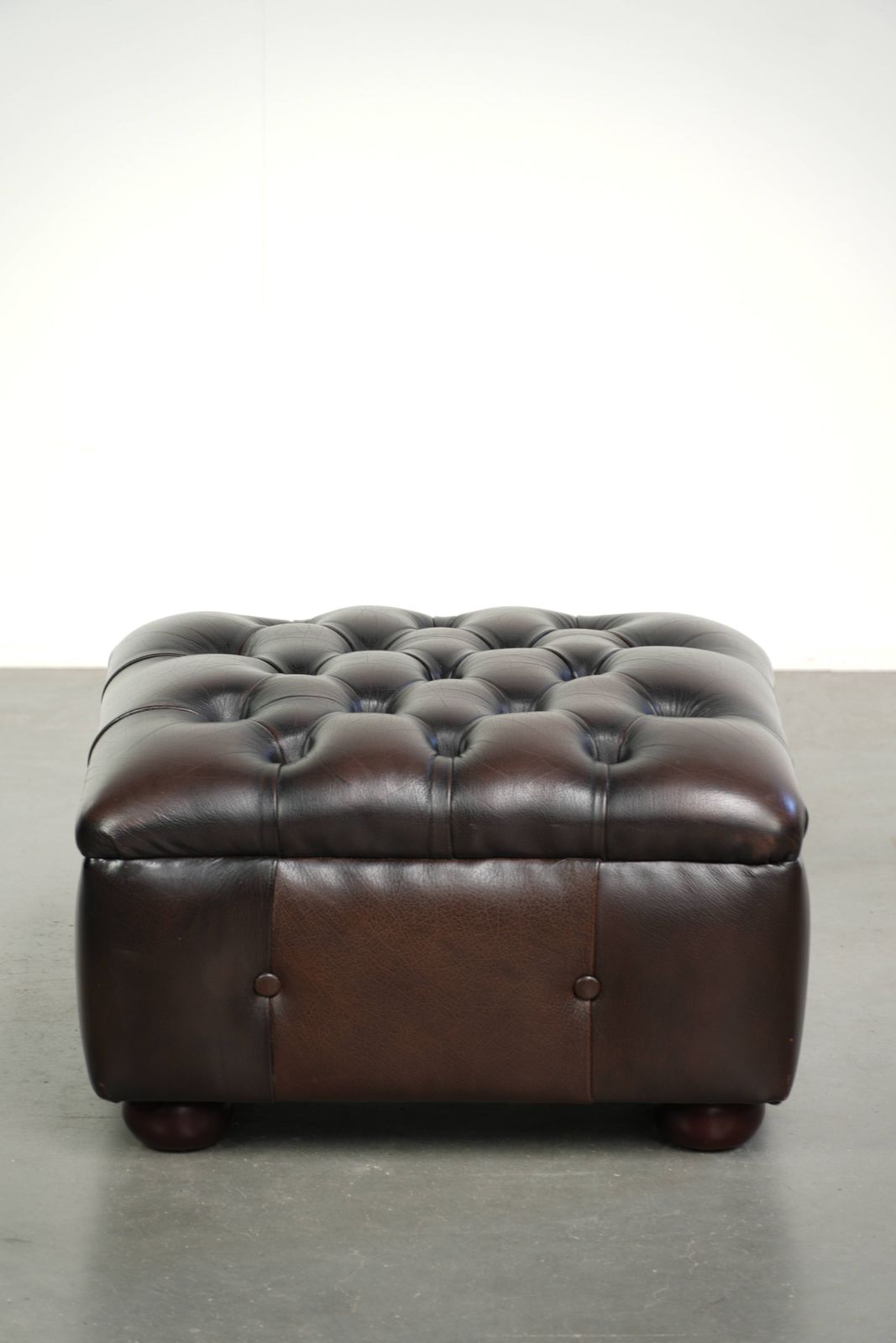Koeienhuid Chesterfield Ottoman met Mooie Kleuren in Engelse Stijl photo Meubels