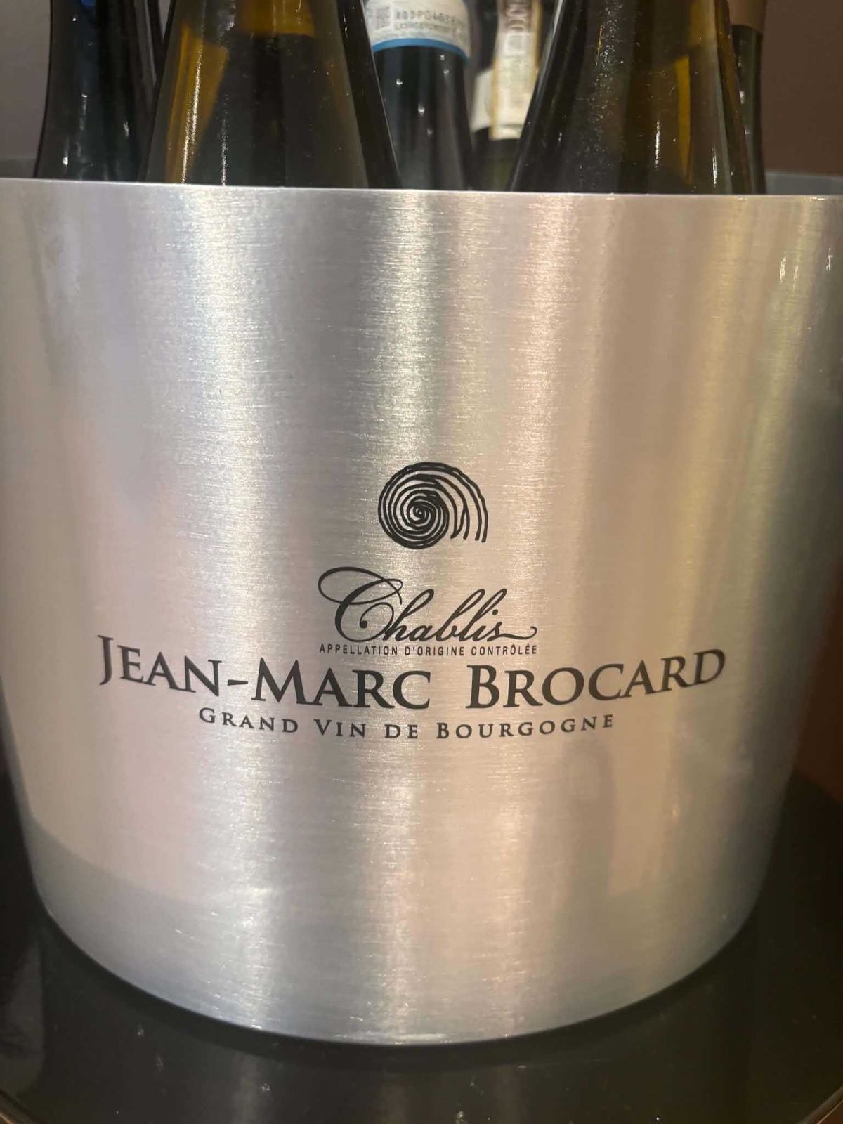 Seau à vin Jean-Marc Brocard Chablis grand format 7 bouteilles en acier inoxydable, seau à champagne, art de la table Bourgogne photo for sale