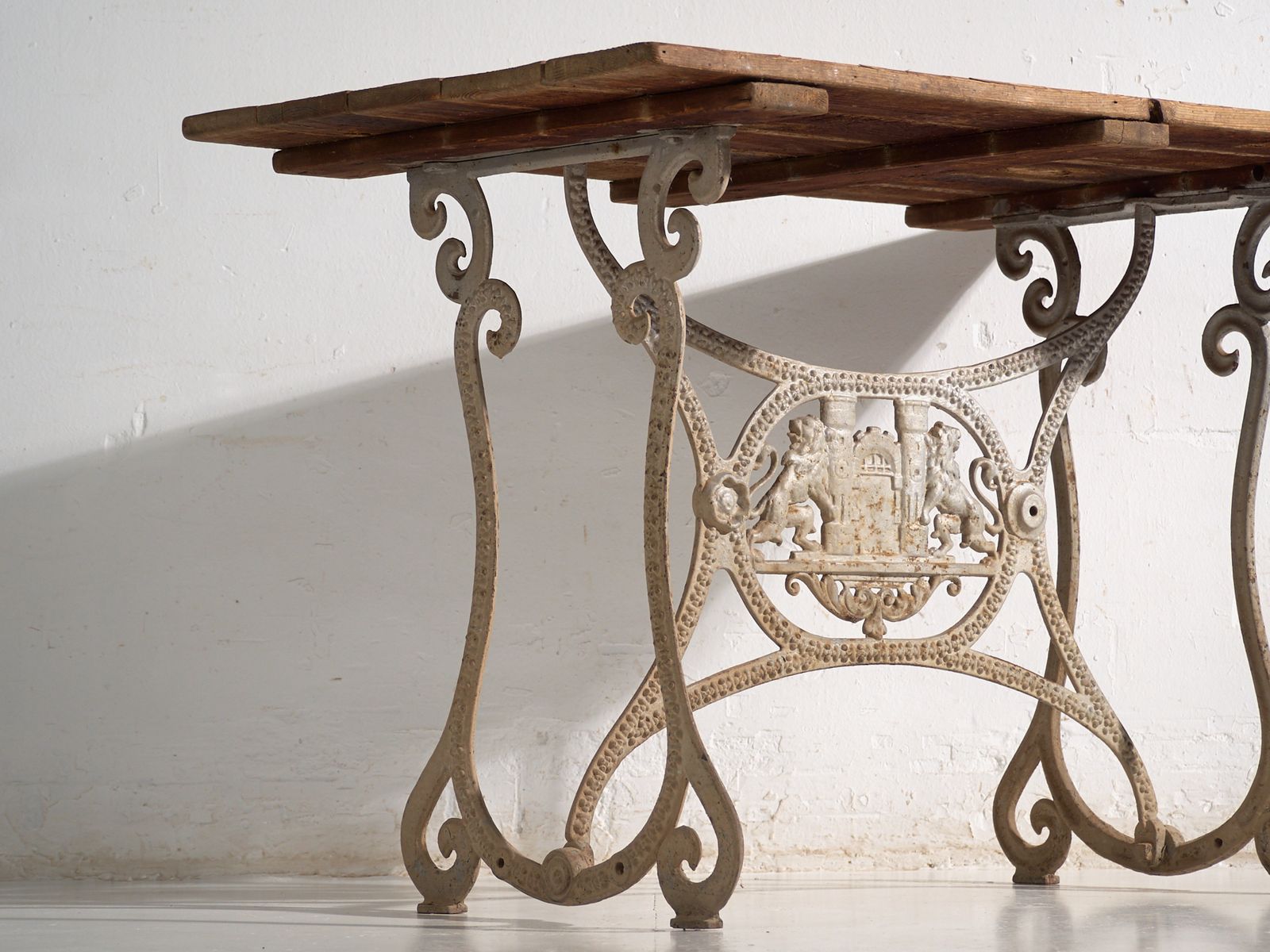 Mobilier de jardin Table de jardin d'époque en fonte, Europe centrale, vers 1900 photo