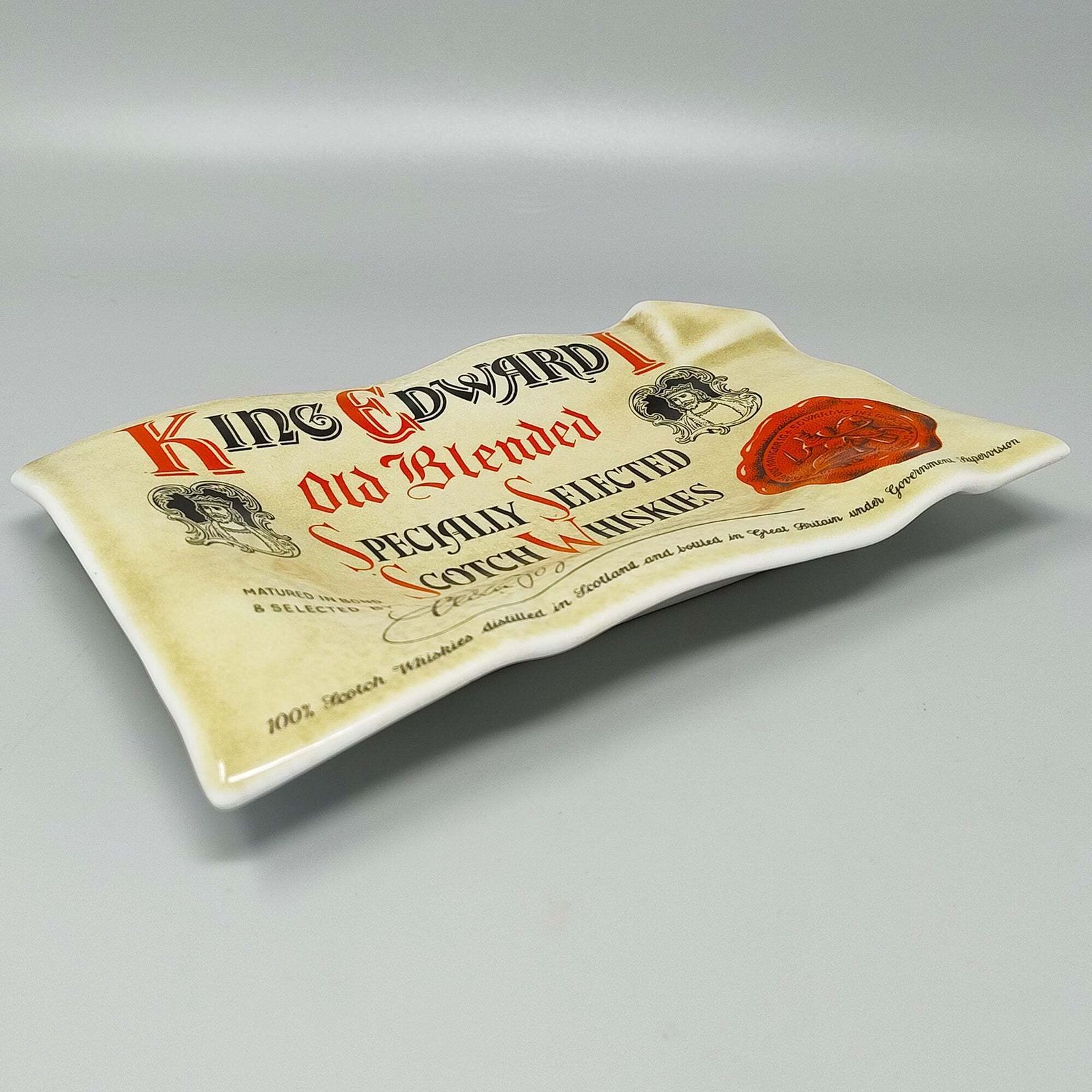 Vide-poche en porcelaine « King Edward I » par Piero Fornasetti, années 1960. Fabriqué en Italie. photo furniture
