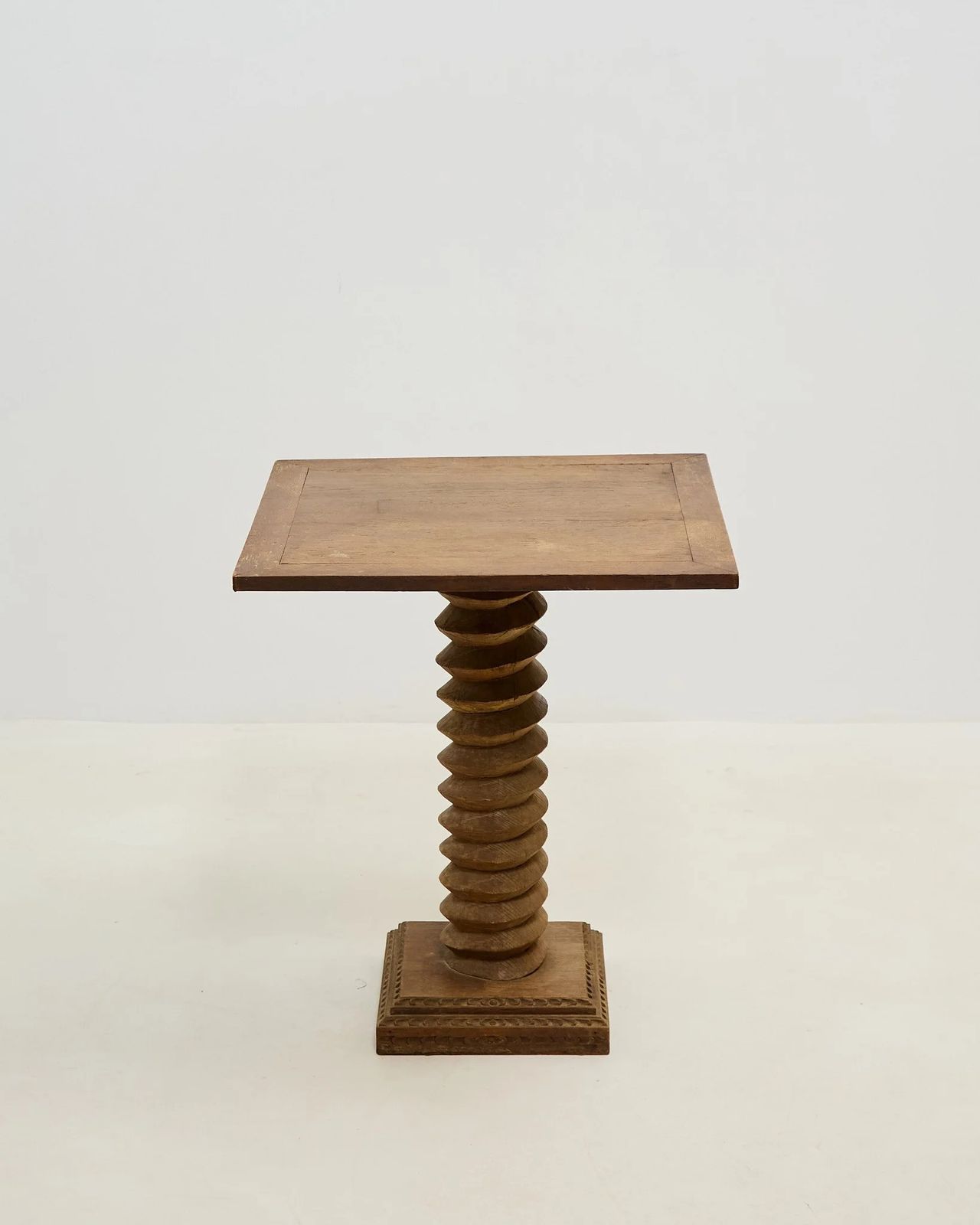Gesneden kurketrekkertafel, jaren 1930 photo furniture