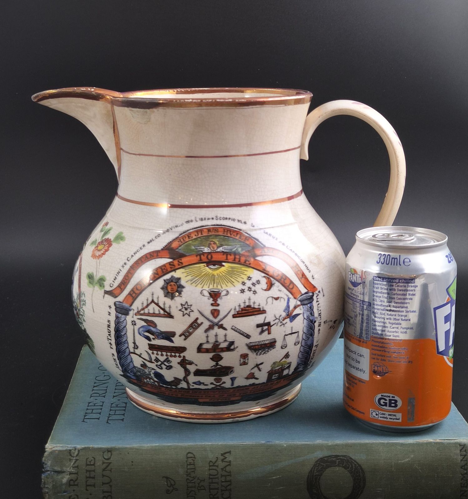 Woonaccessoires Staffordshire Orange Order Herdenkingskruik, Polychroom Aardewerk, ca. 1840-1850 photo
