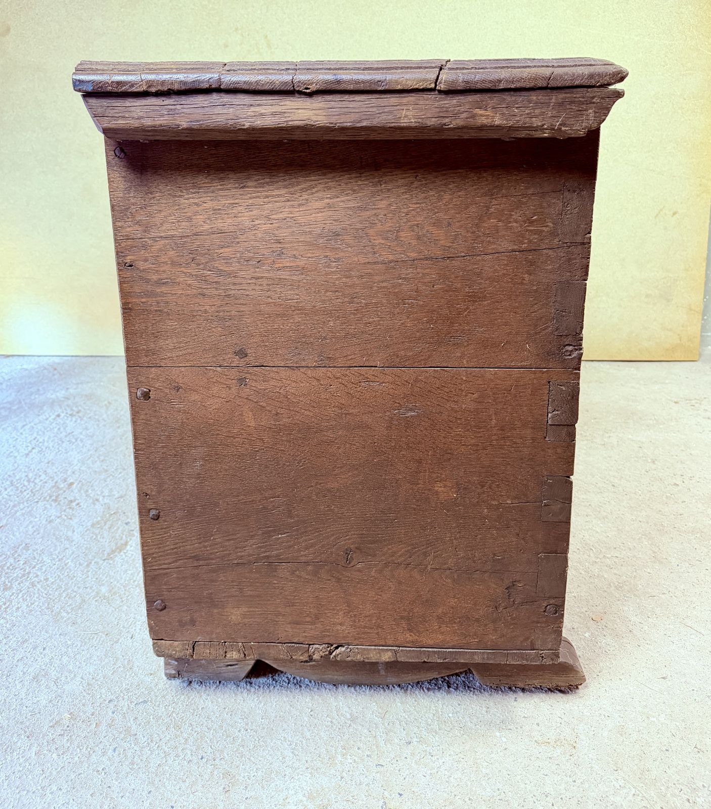 photo vinterior Late 18th Century Spanish Carved Wood Chest With Gothic Decoration
