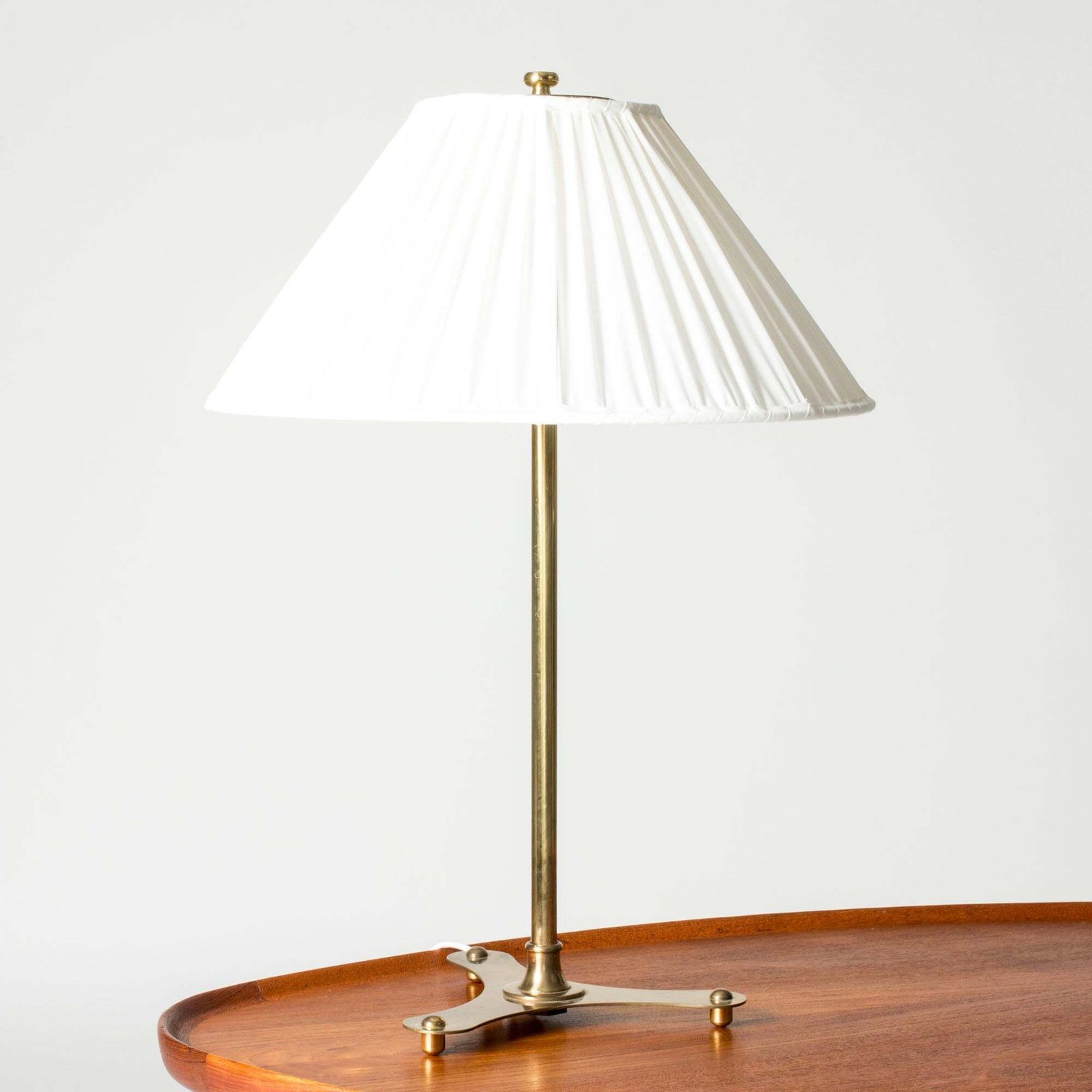 Swedish Modern Messing Tafellamp van Josef Frank voor Firma Svenskt Tenn, jaren 1950 photo furniture