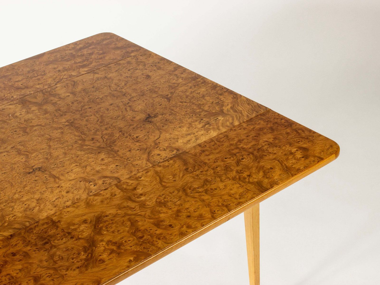 photo furniture Swedish Modern tafel of consoletafel van Josef Frank, Zweden, jaren 1940/50