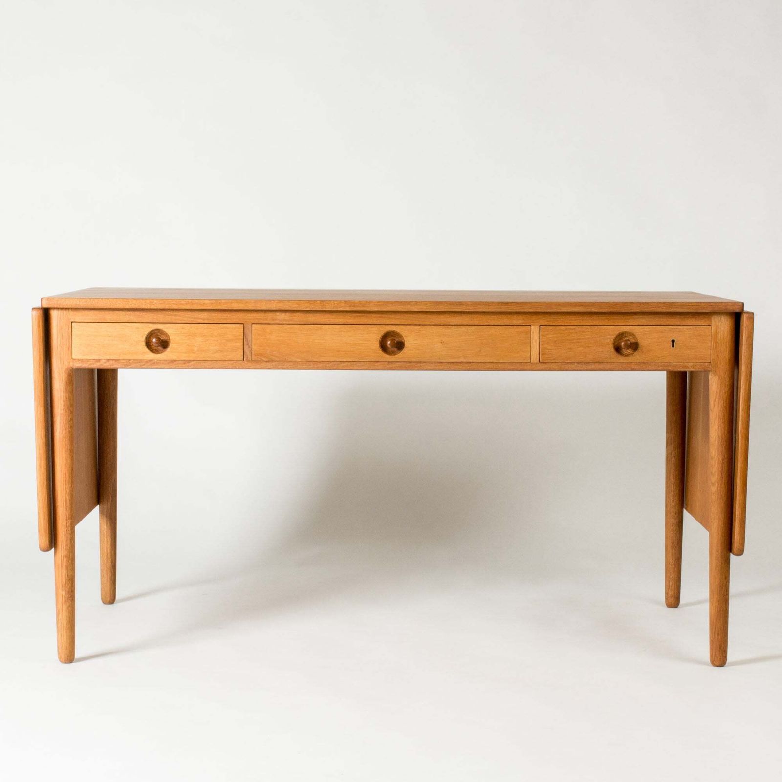 Bureau mid-century modern en chêne par Hans J. Wegner, Danemark, années 1960 photo 11127.0