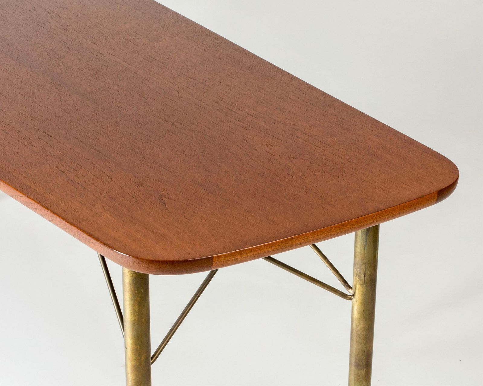 photo furniture Scandinavian Modern vrijstaand teakhouten bureau, Denemarken, jaren 1950