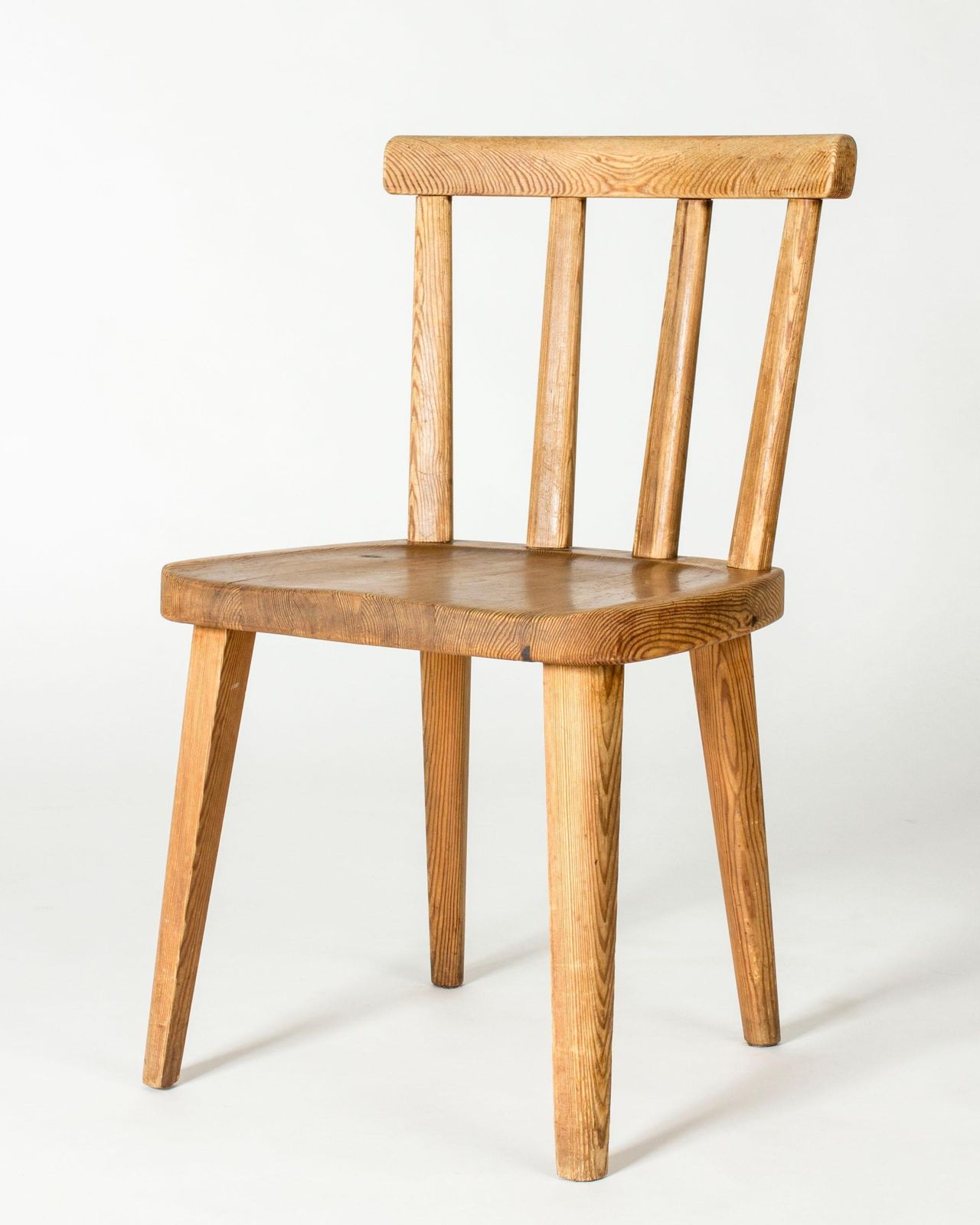 photo furniture Set van vier "Utö" grenenhouten stoelen van Axel Einar Hjorth, Nordiska Kompaniet, jaren 1930