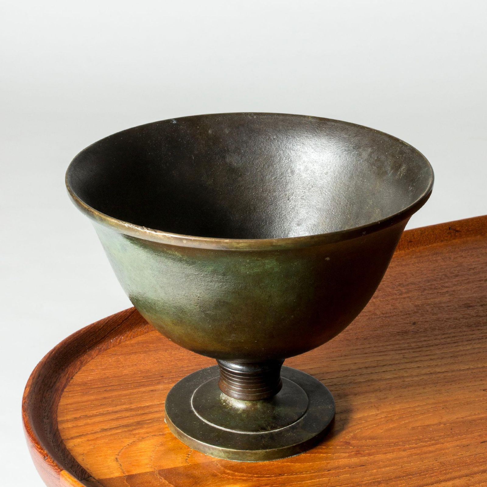 Coupe sur piédouche moderniste suédoise en bronze patiné, GAB, années 1930 photo for sale