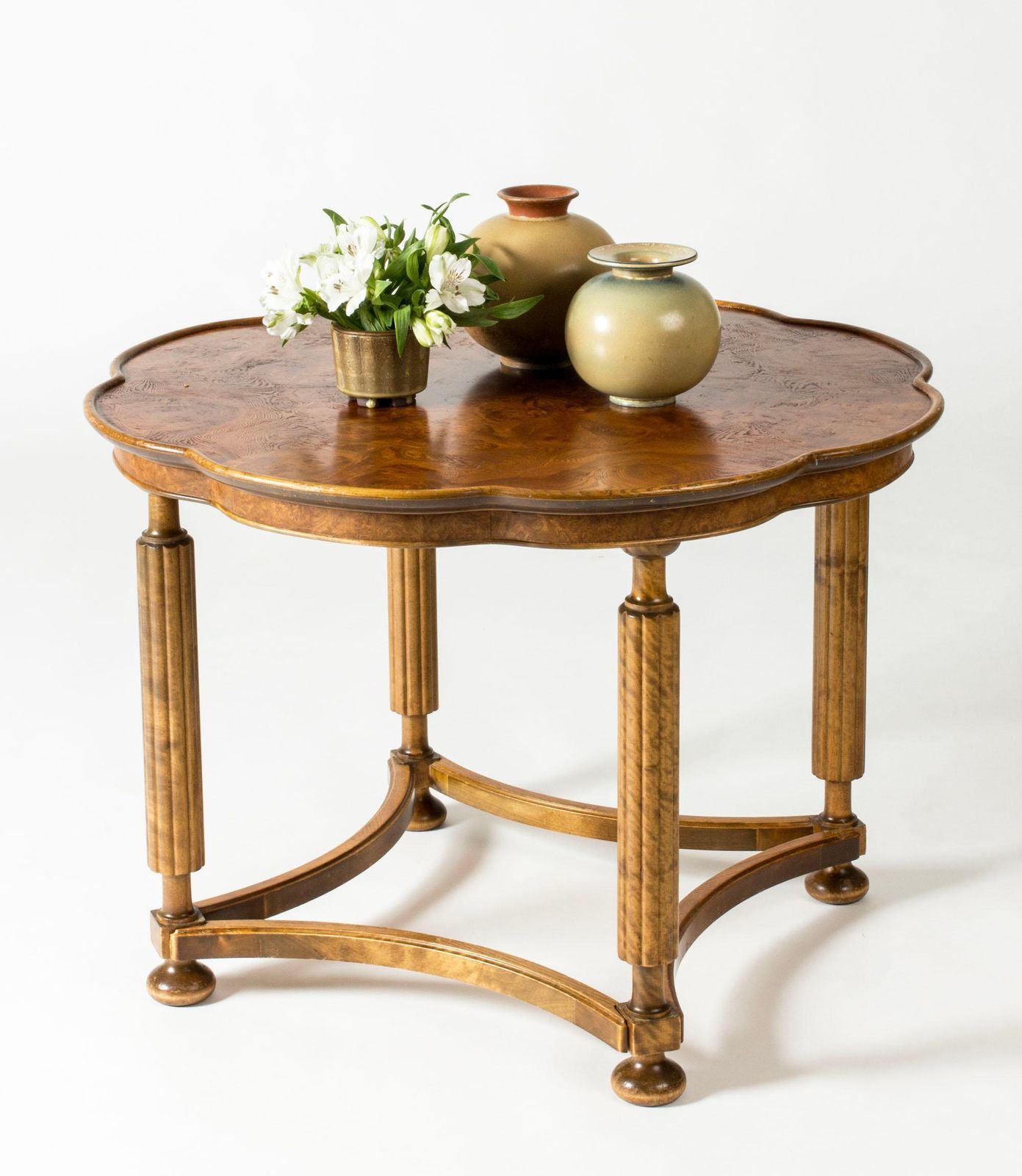 Table basse néoclassique suédoise en placage de bouleau et de loupe, Suède, années 1930 photo furniture