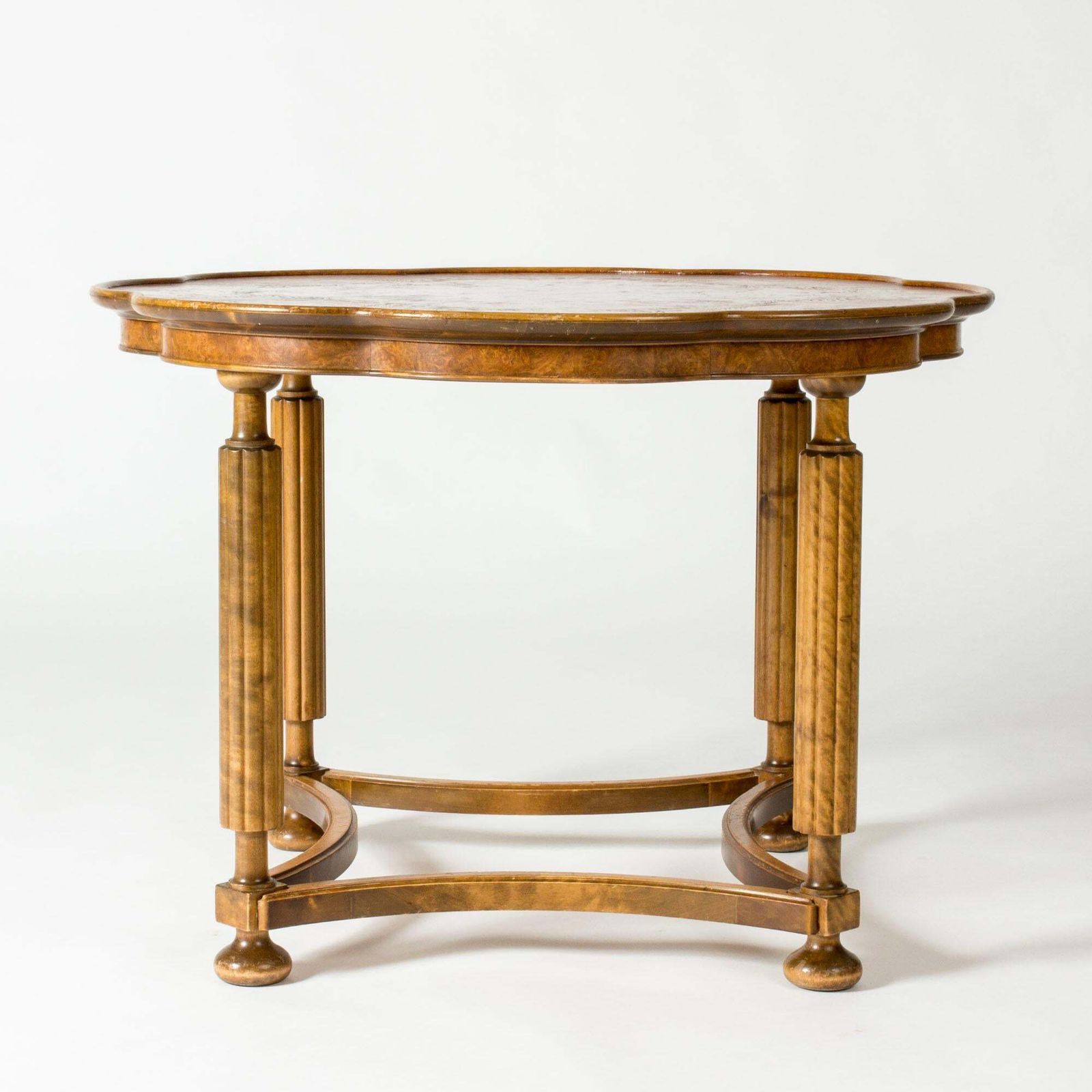Table basse néoclassique suédoise en placage de bouleau et de loupe, Suède, années 1930 photo 6419.0