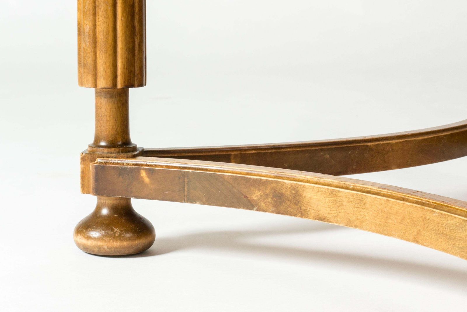 Mobilier Table basse néoclassique suédoise en placage de bouleau et de loupe, Suède, années 1930 photo