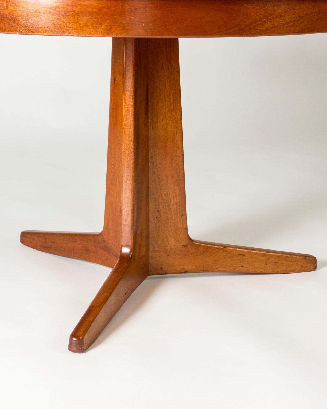 photo furniture Table à manger suédoise moderne en acajou par Carl Axel Acking, années 1940
