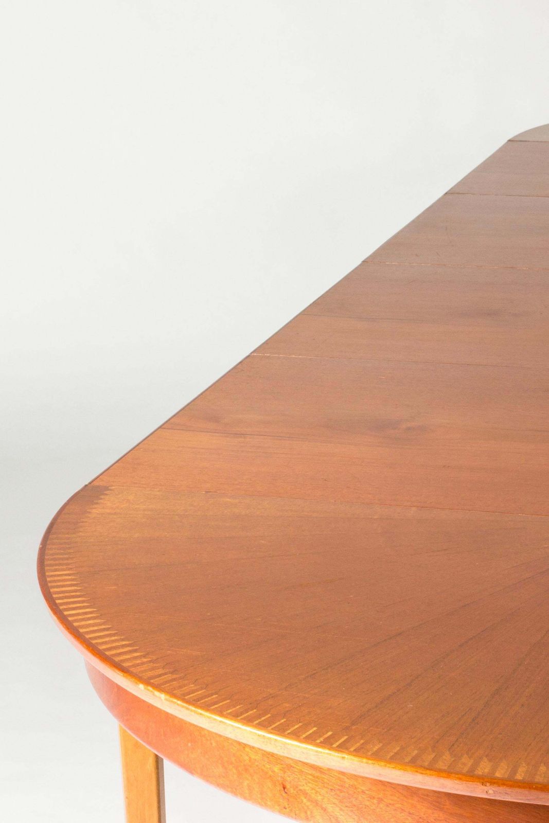 photo vinterior Swedish Modern Mahogany Eettafel van Carl Axel Acking, jaren 1940